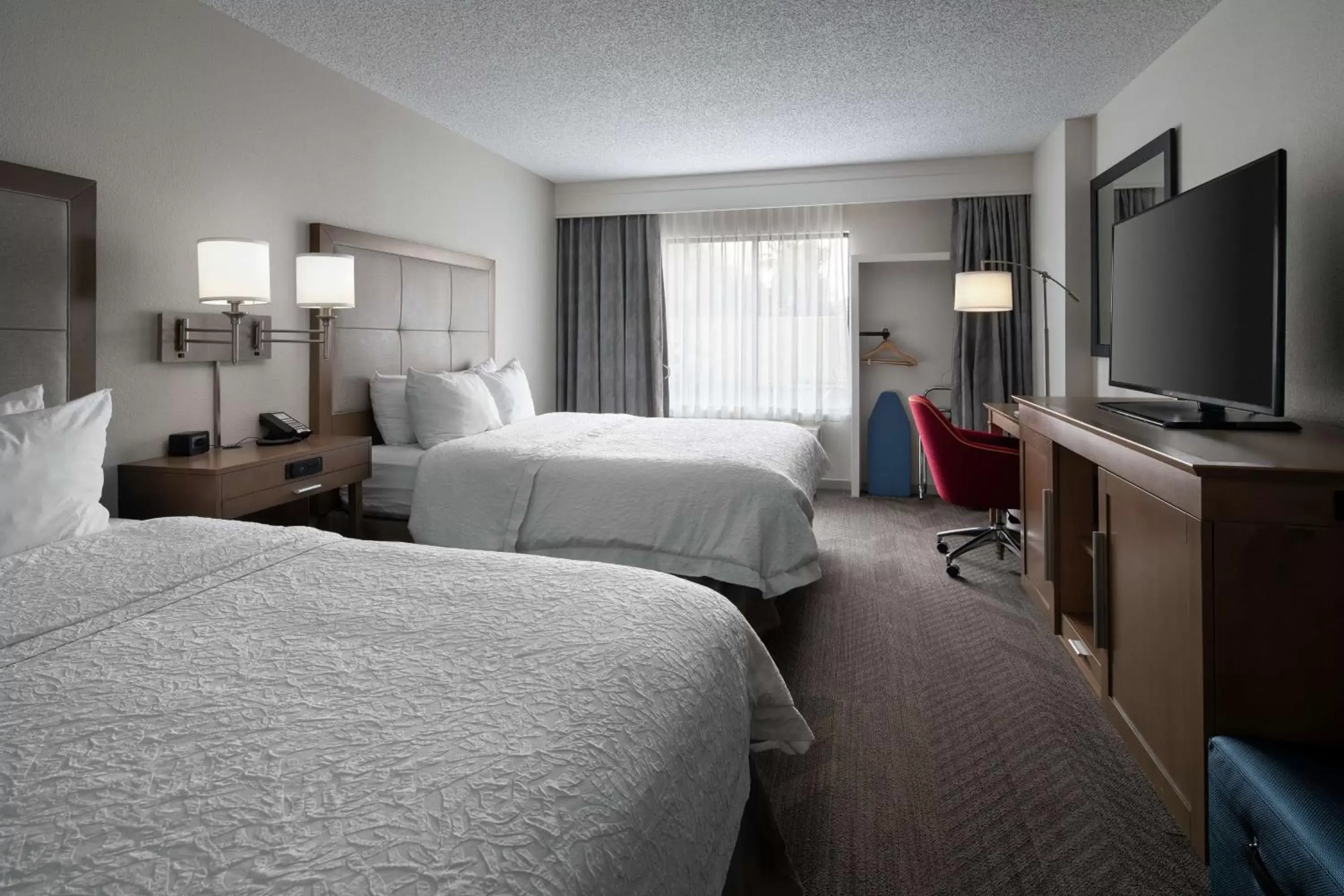 Bedroom, TV/Entertainment Center in Hampton Inn & Suites Anaheim Garden Grove