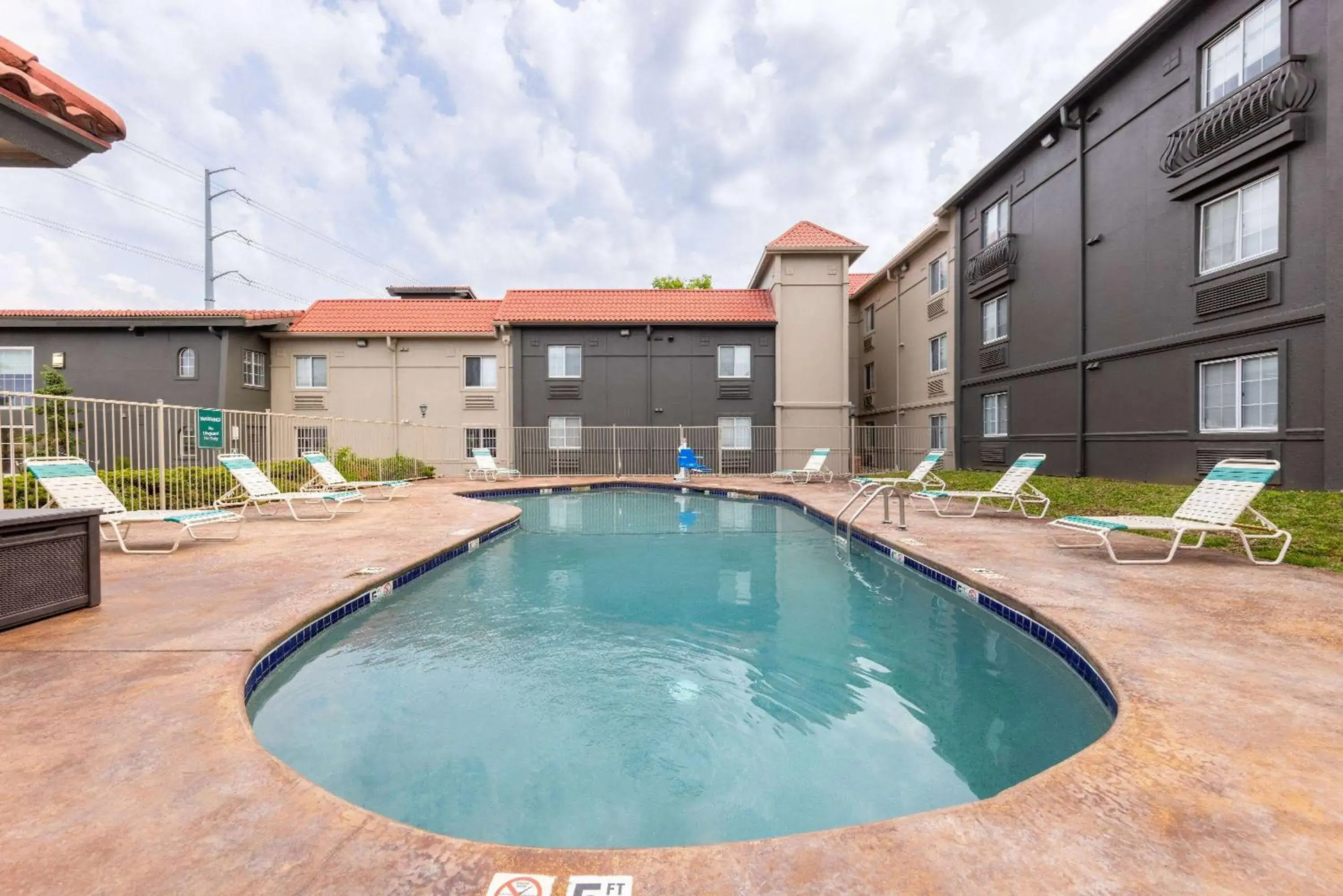 Pool view, Swimming Pool in La Quinta Inn & Suites by Wyndham Kansas City Lenexa