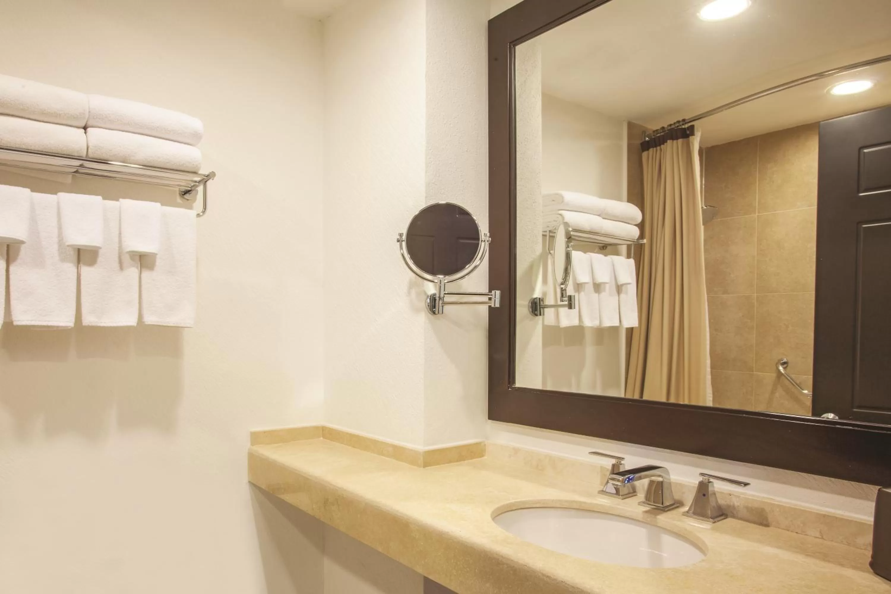 Bathroom in La Quinta by Wyndham Poza Rica