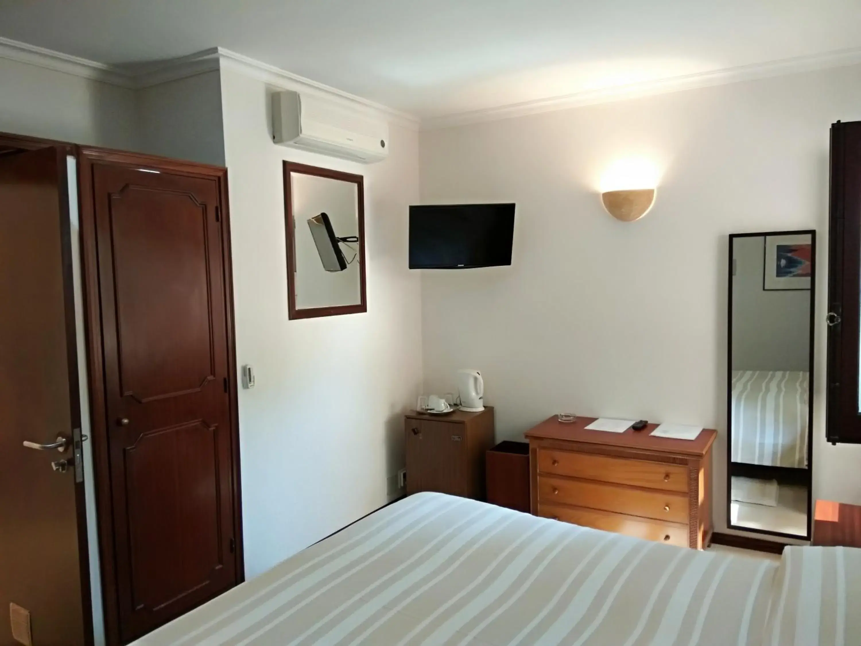 Bedroom, TV/Entertainment Center in Hotel Balaia Mar