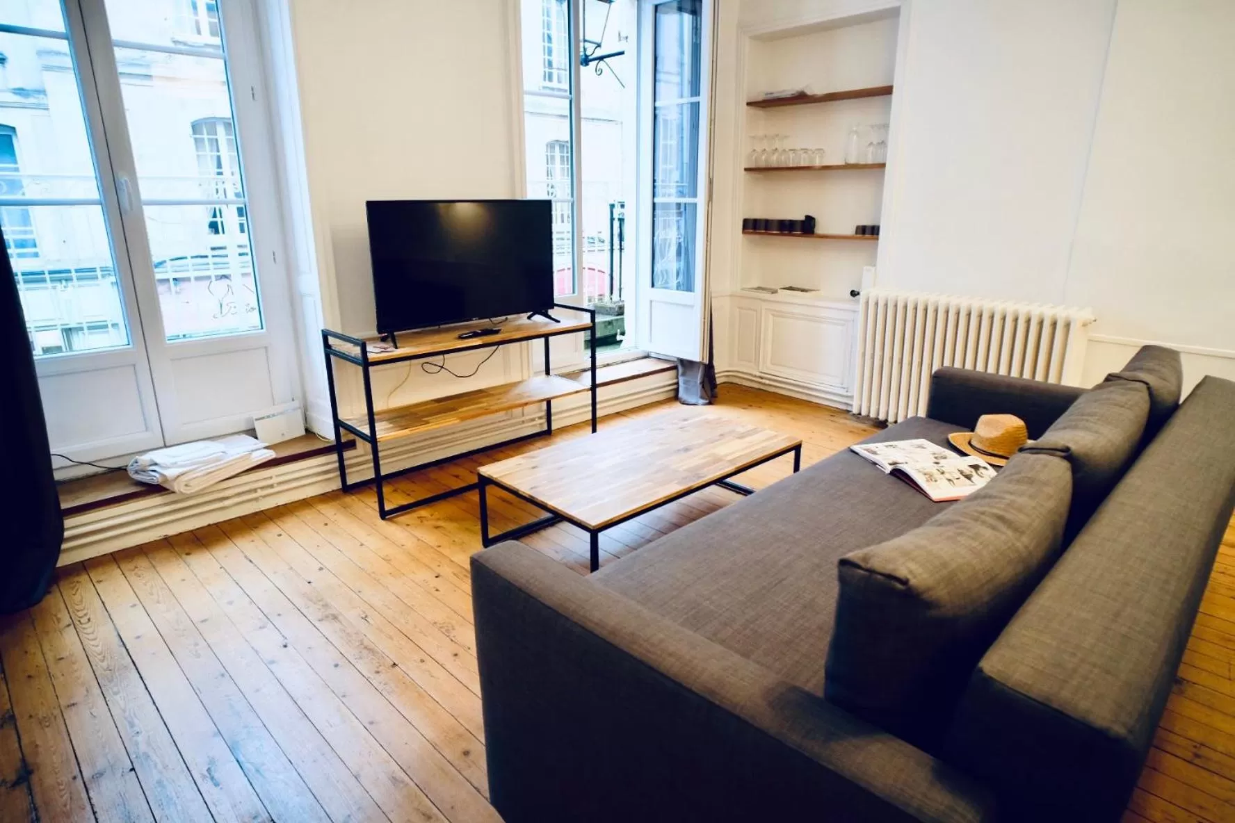 TV/Entertainment Center in City Affaire : Bayeux Omaha