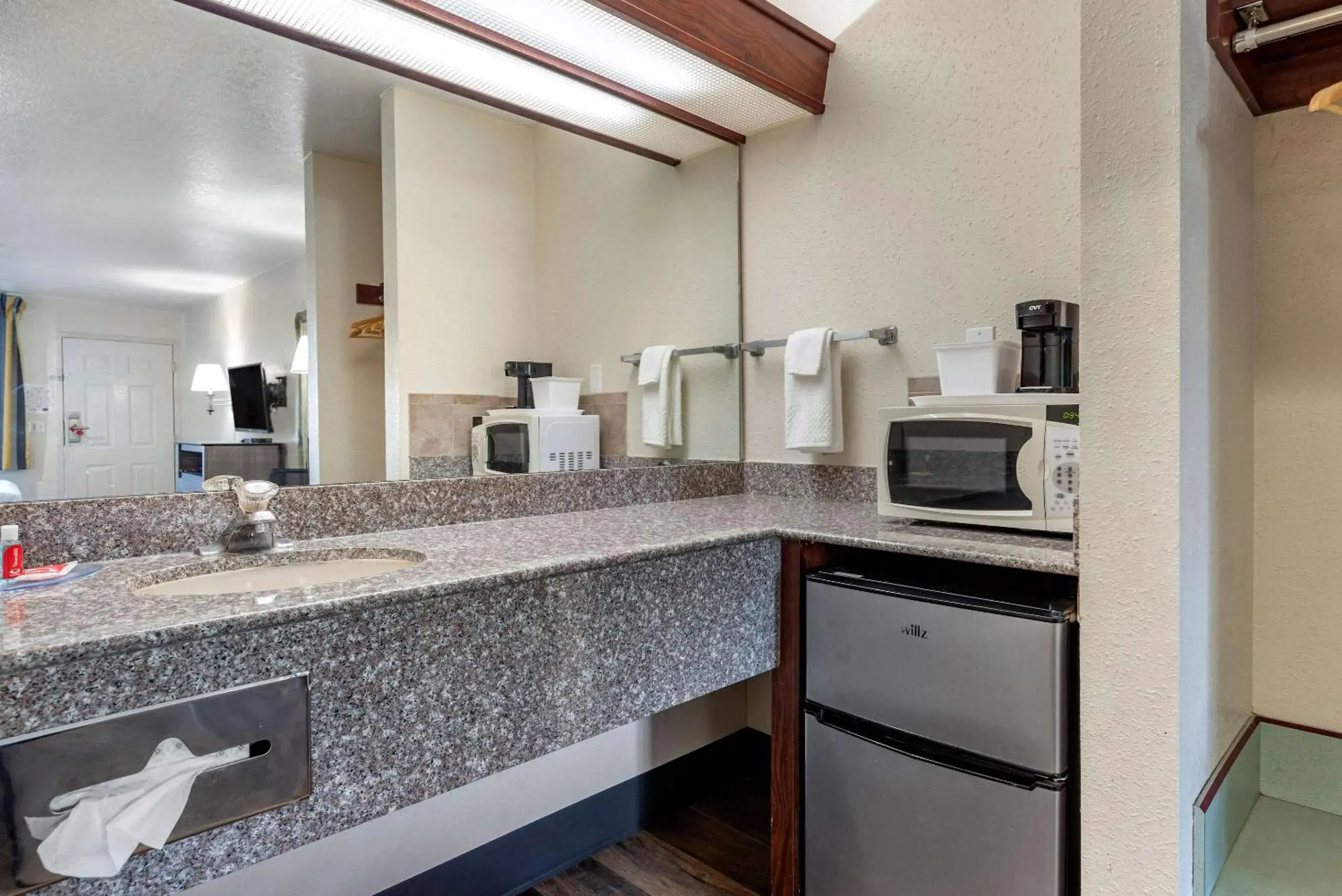 Photo of the whole room, Kitchen/Kitchenette in Econo Lodge Portland Airport