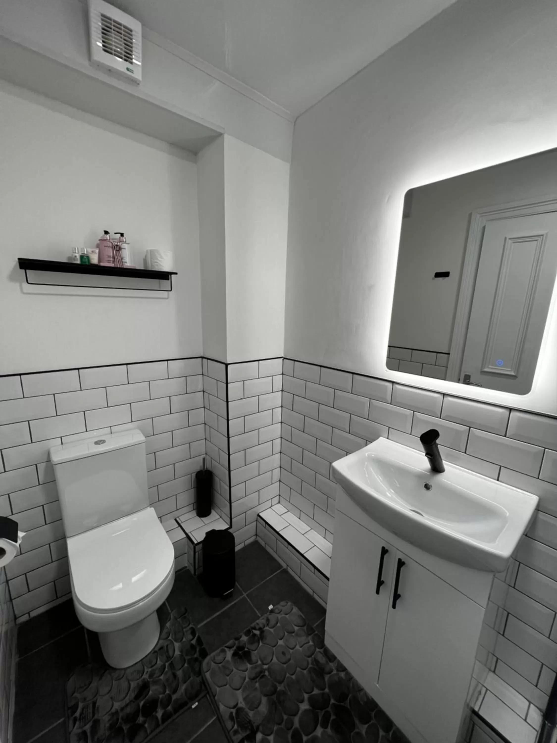 Toilet in Amani Apartments - Glasgow City Centre
