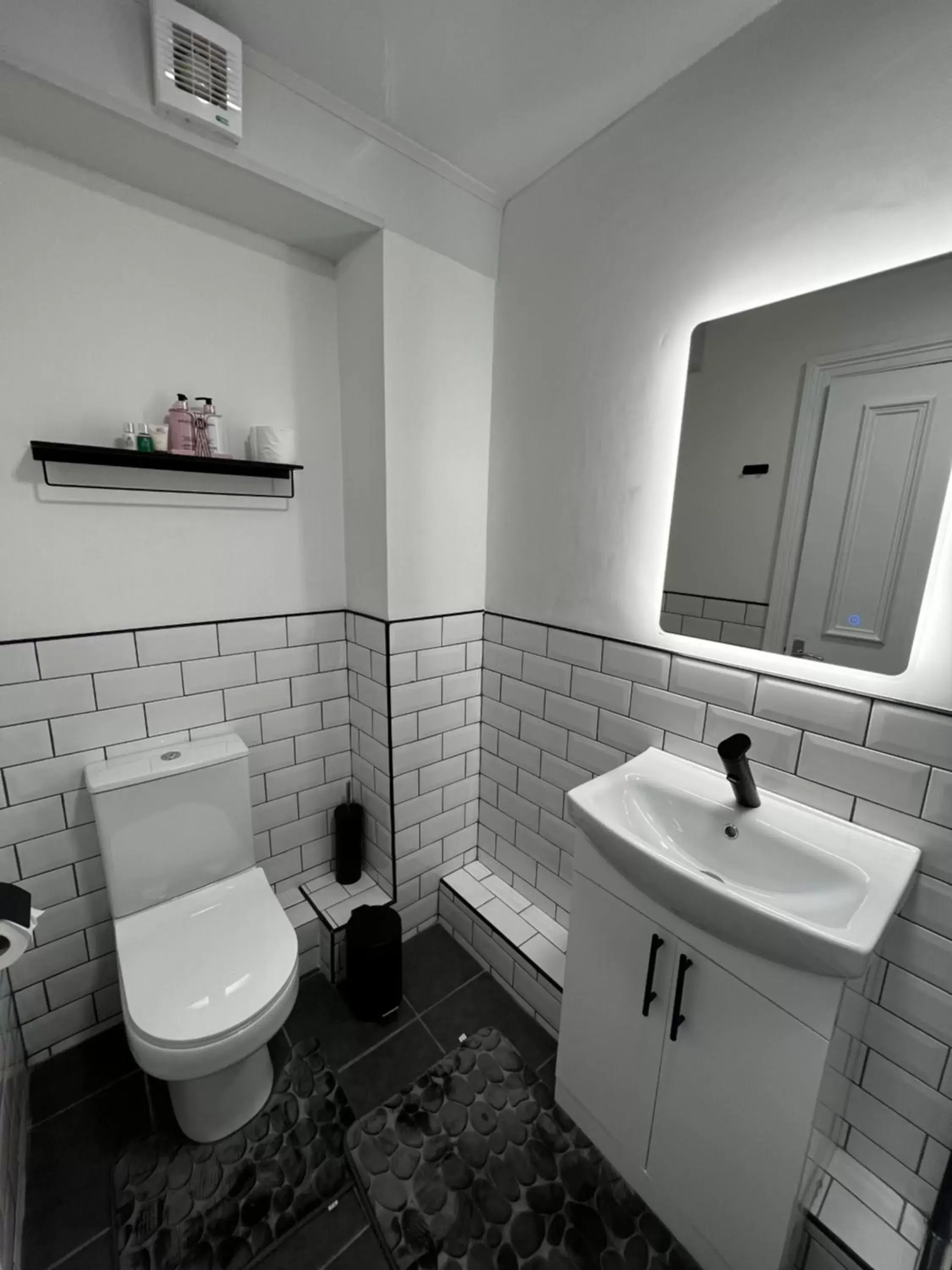 Toilet, Bathroom in Amani Apartments - Glasgow City Centre