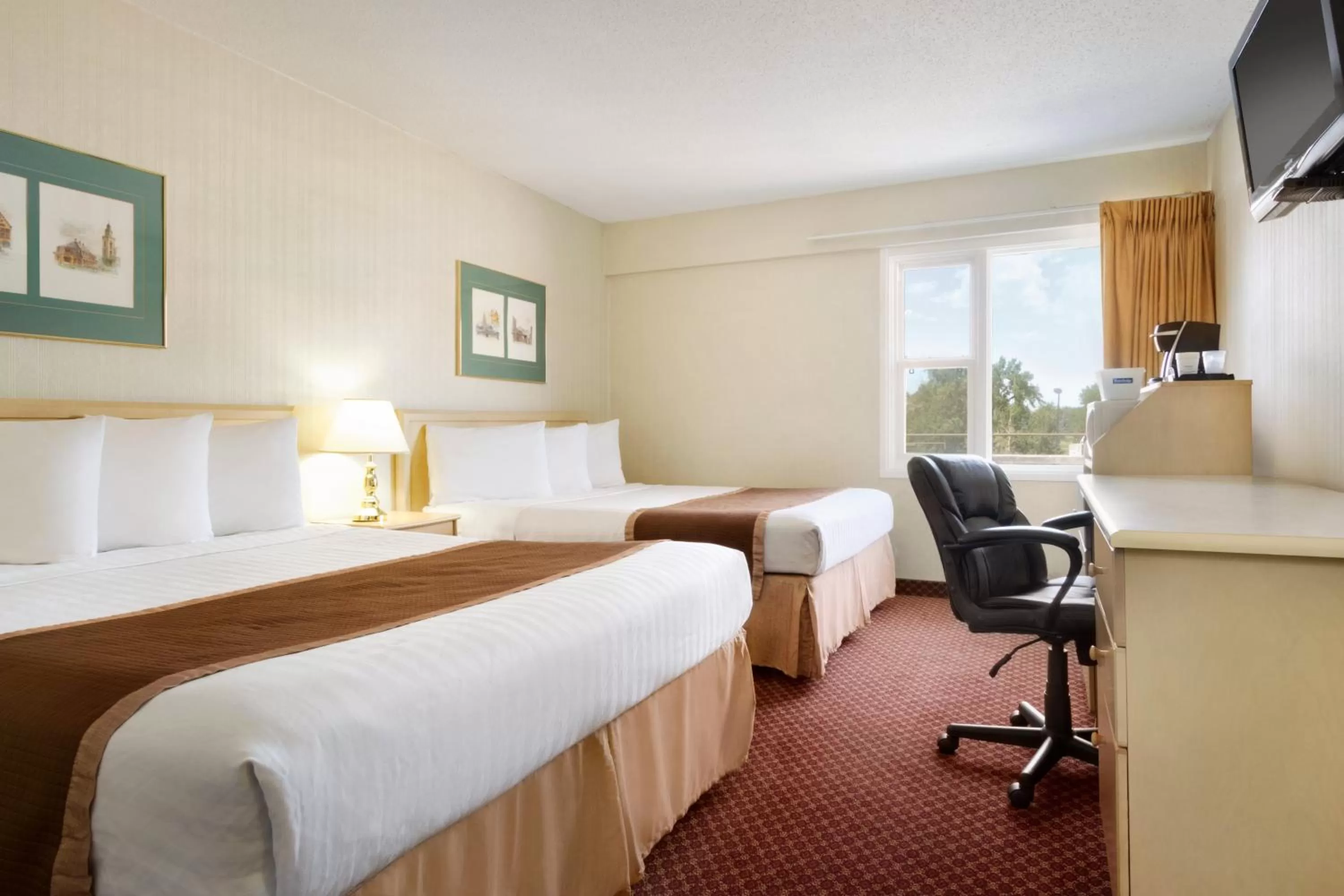 Photo of the whole room, Bed in Travelodge by Wyndham Lethbridge