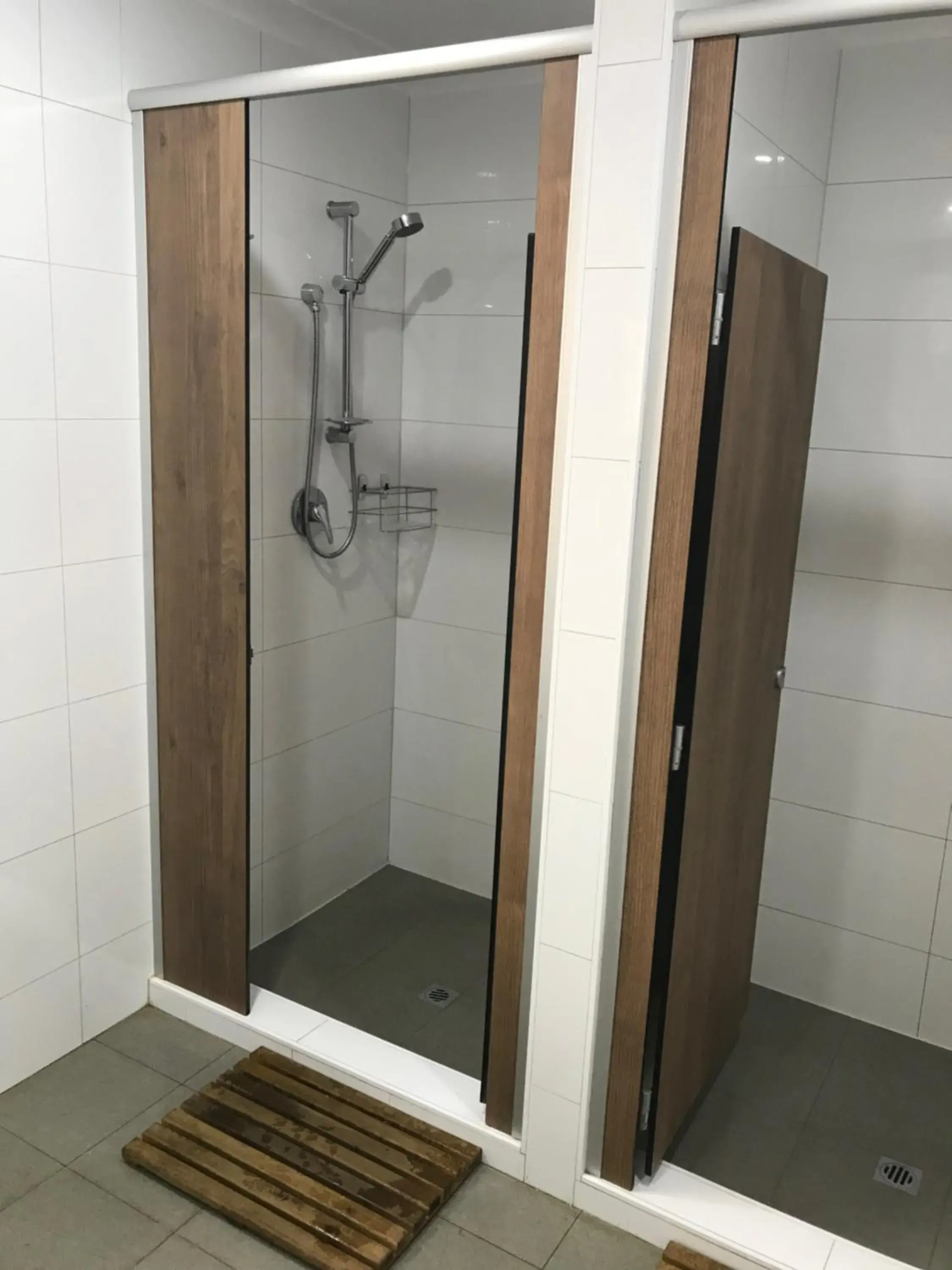 Shower, Bathroom in Hay Street Traveller's Inn