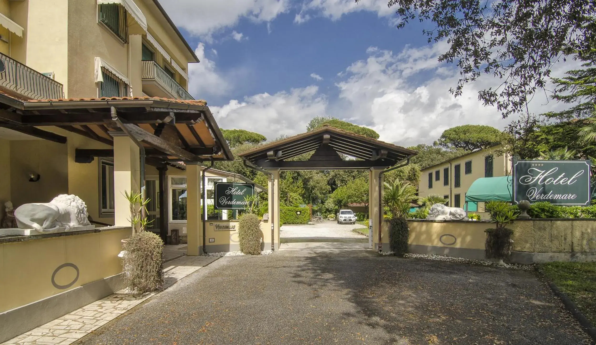 Facade/entrance, Property Building in Hotel Verdemare