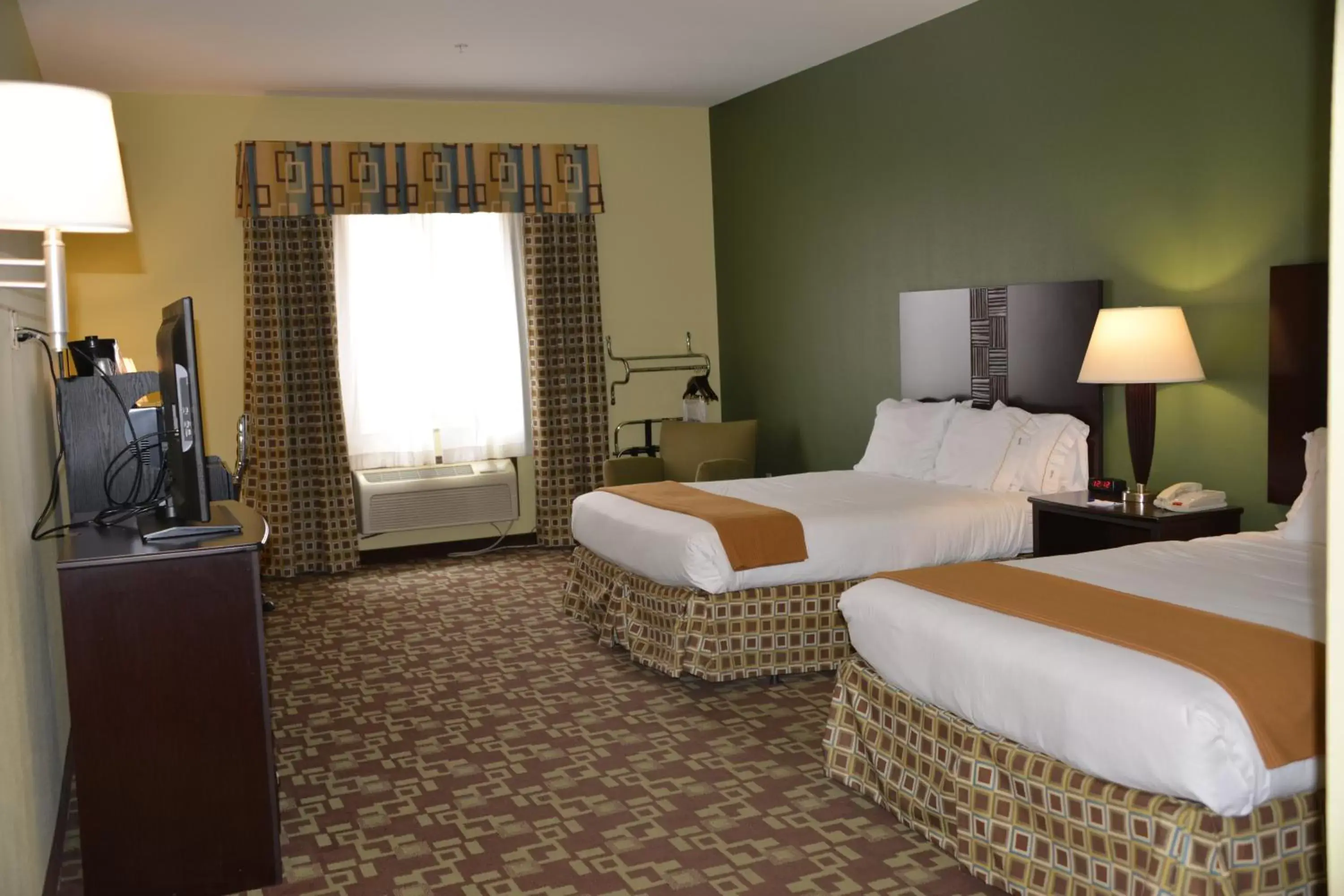 Photo of the whole room, Bed in Holiday Inn Express Hotel & Suites Dumas, an IHG Hotel