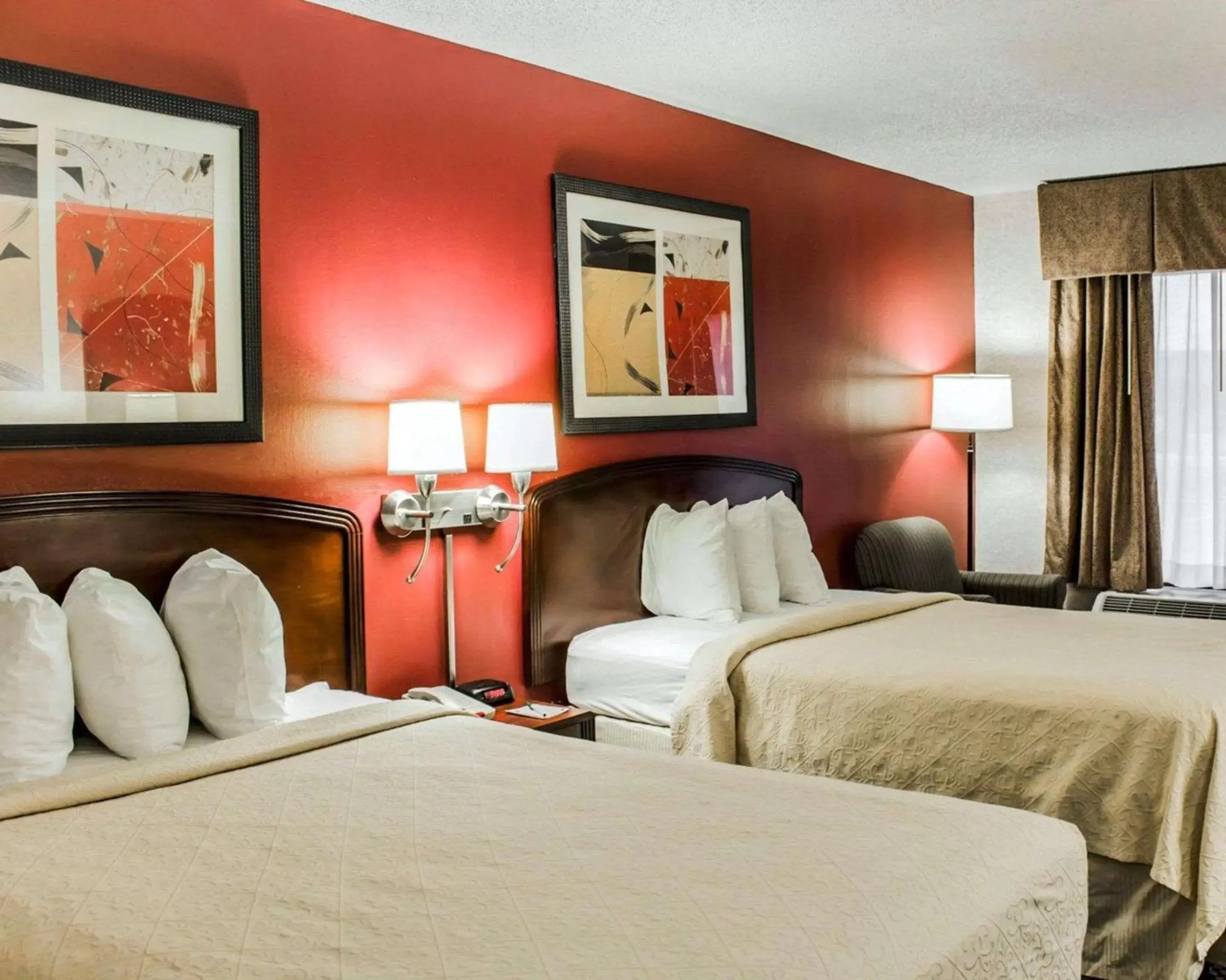 Photo of the whole room, Bed in Quality Inn Roanoke near Lake Gaston