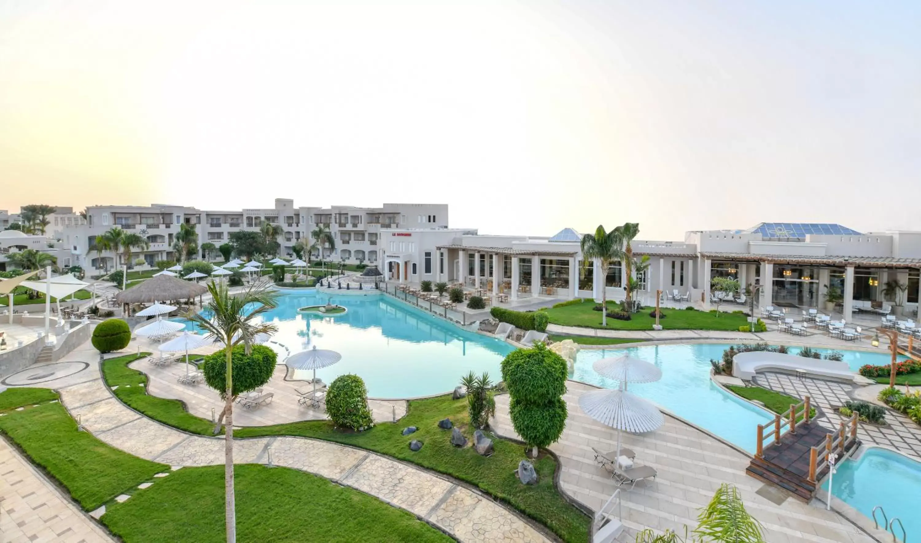 Property building, Swimming Pool in Sentido Casa Del Mar Resort