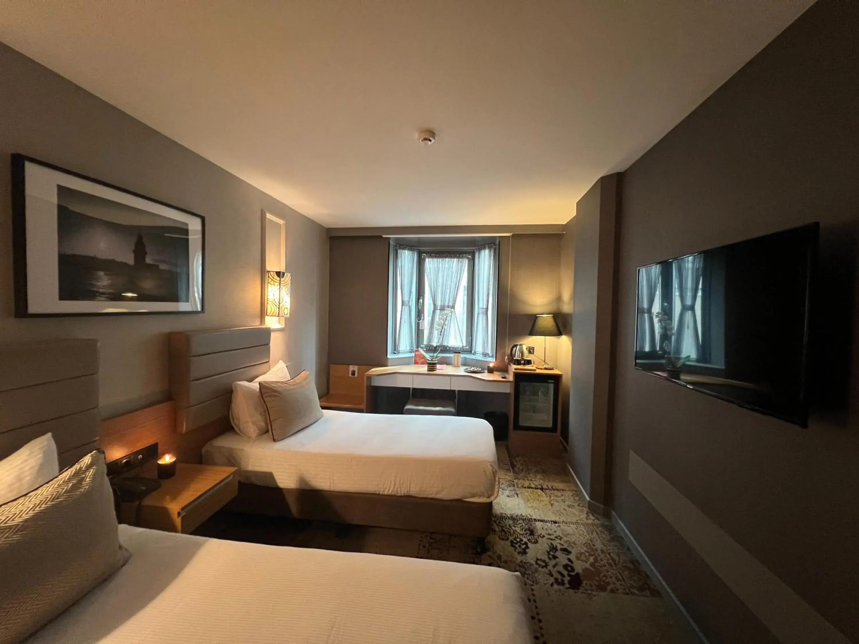 Bedroom, TV/Entertainment Center in All Seasons Hotel