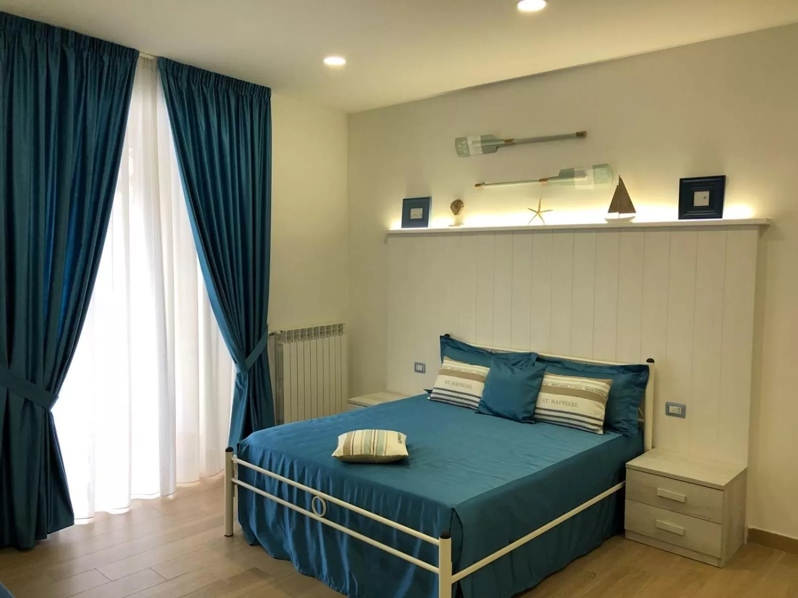 Property building, Bed in Antica Capri