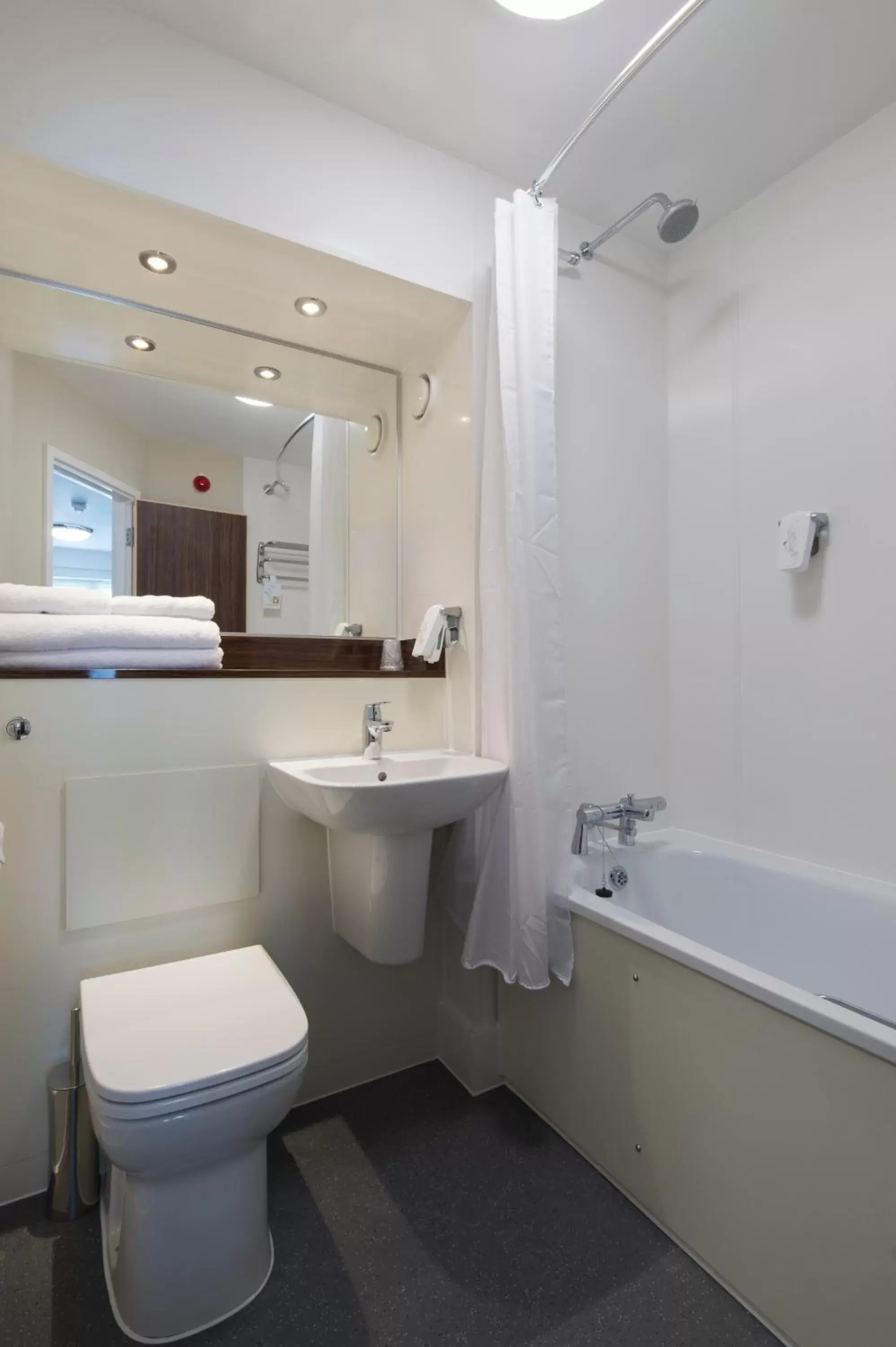 Bath, Bathroom in Kings Chamber, Doncaster by Marston's Inns