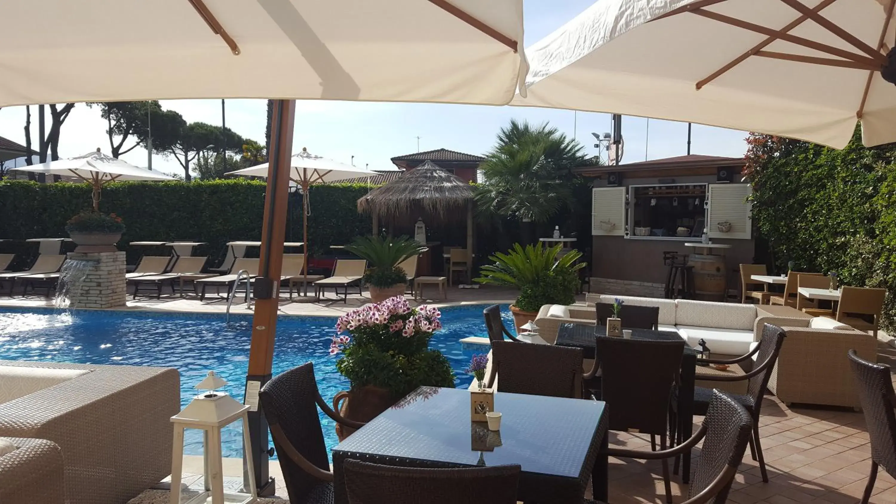 Swimming pool, Restaurant/Places to Eat in Hotel Luna
