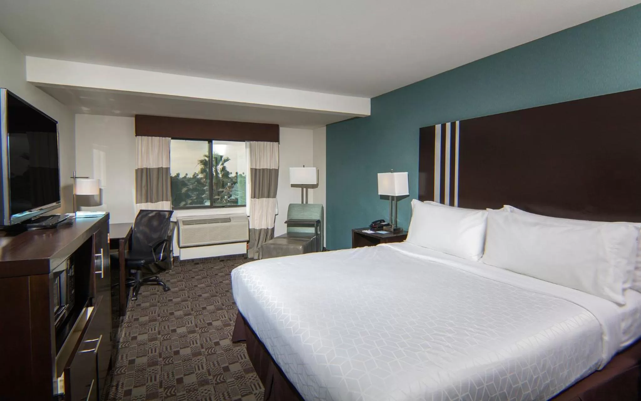 Photo of the whole room, Bed in Holiday Inn Express Hotel & Suites Carlsbad Beach by IHG