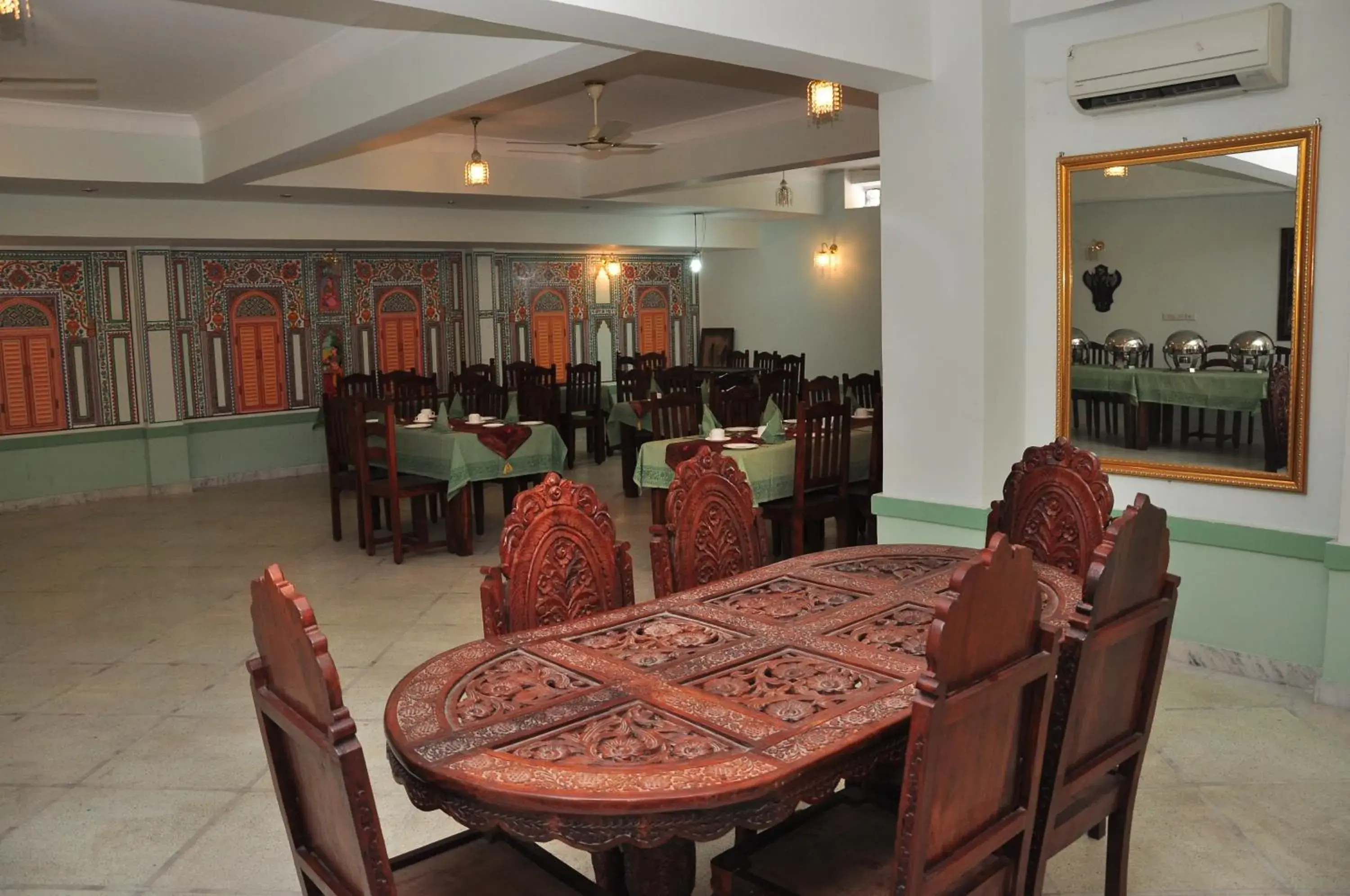 Restaurant/places to eat in Rani Mahal Hotel