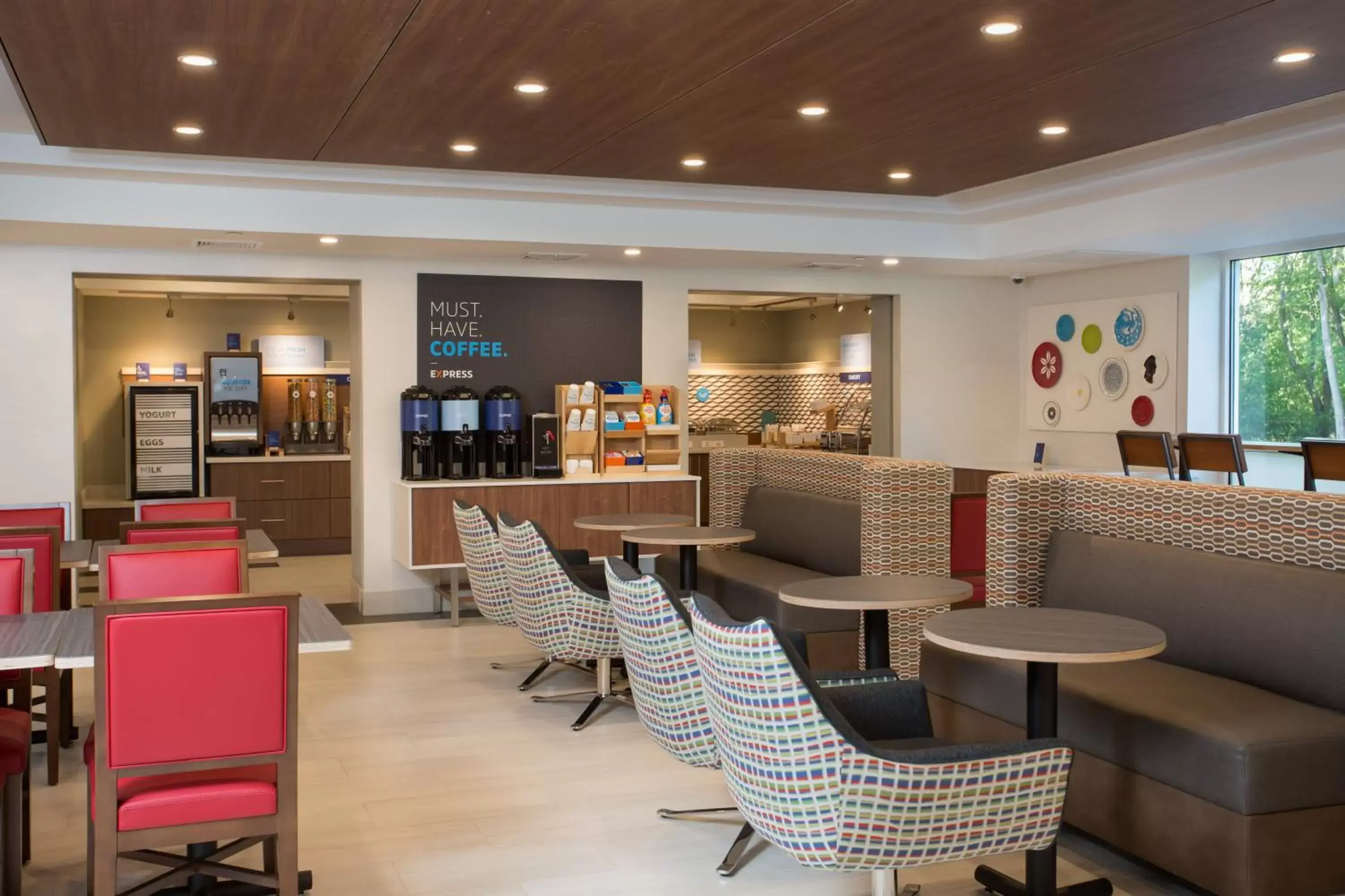 Breakfast, Lounge/Bar in Holiday Inn Express Chelmsford, an IHG Hotel