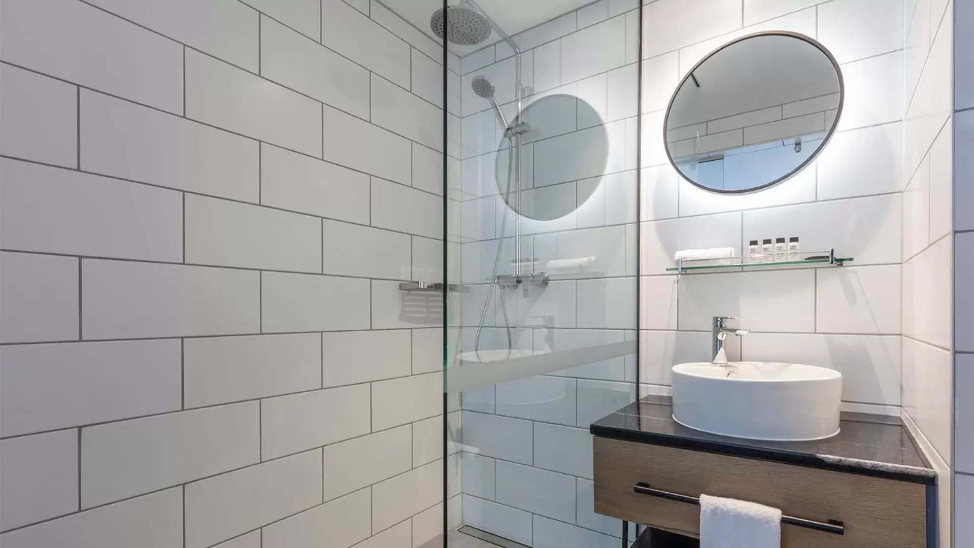 Bathroom in Oaks Wellington Hotel Bathroom in Oaks Wellington Hotel