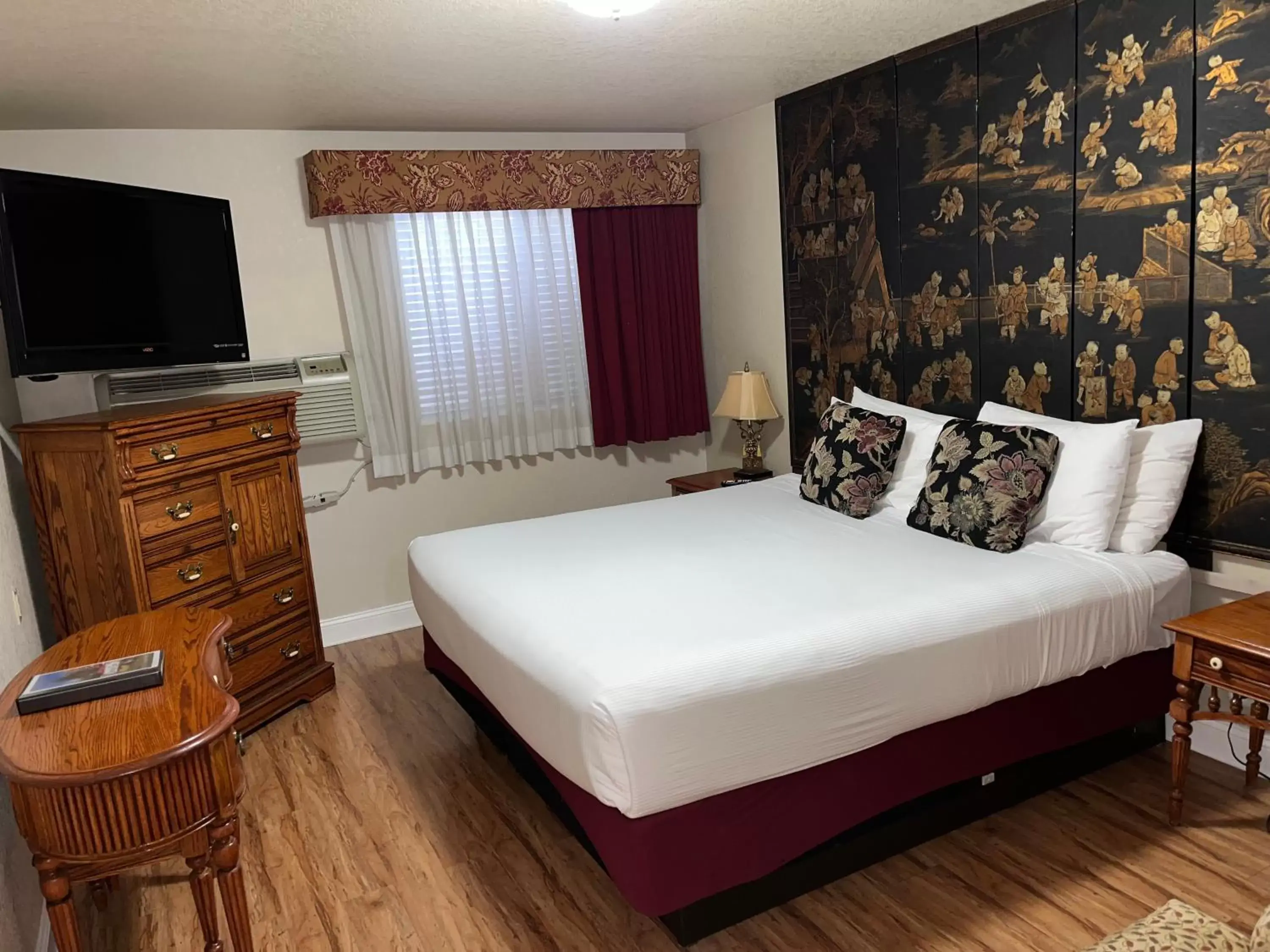 Bedroom, Bed in Stratford Inn