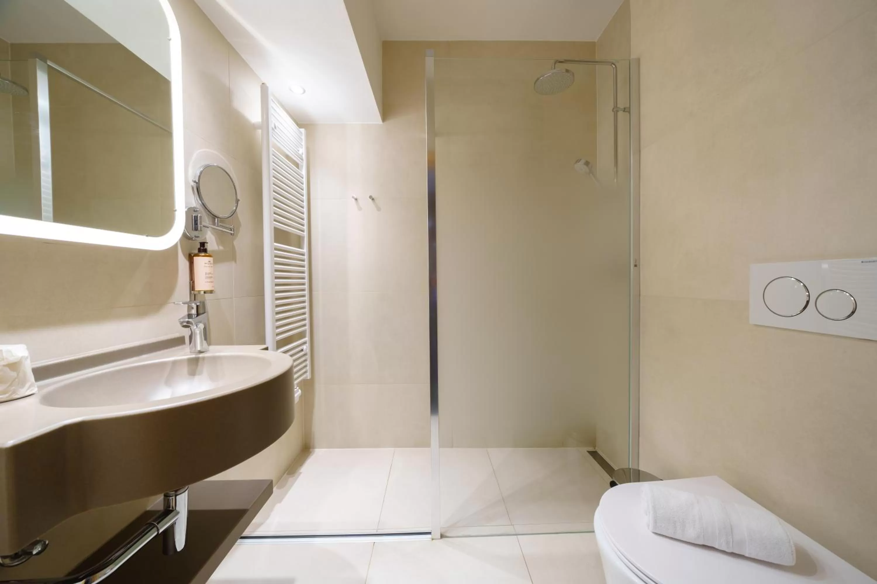 Property building in Hotel Les Jardins De La Molignée