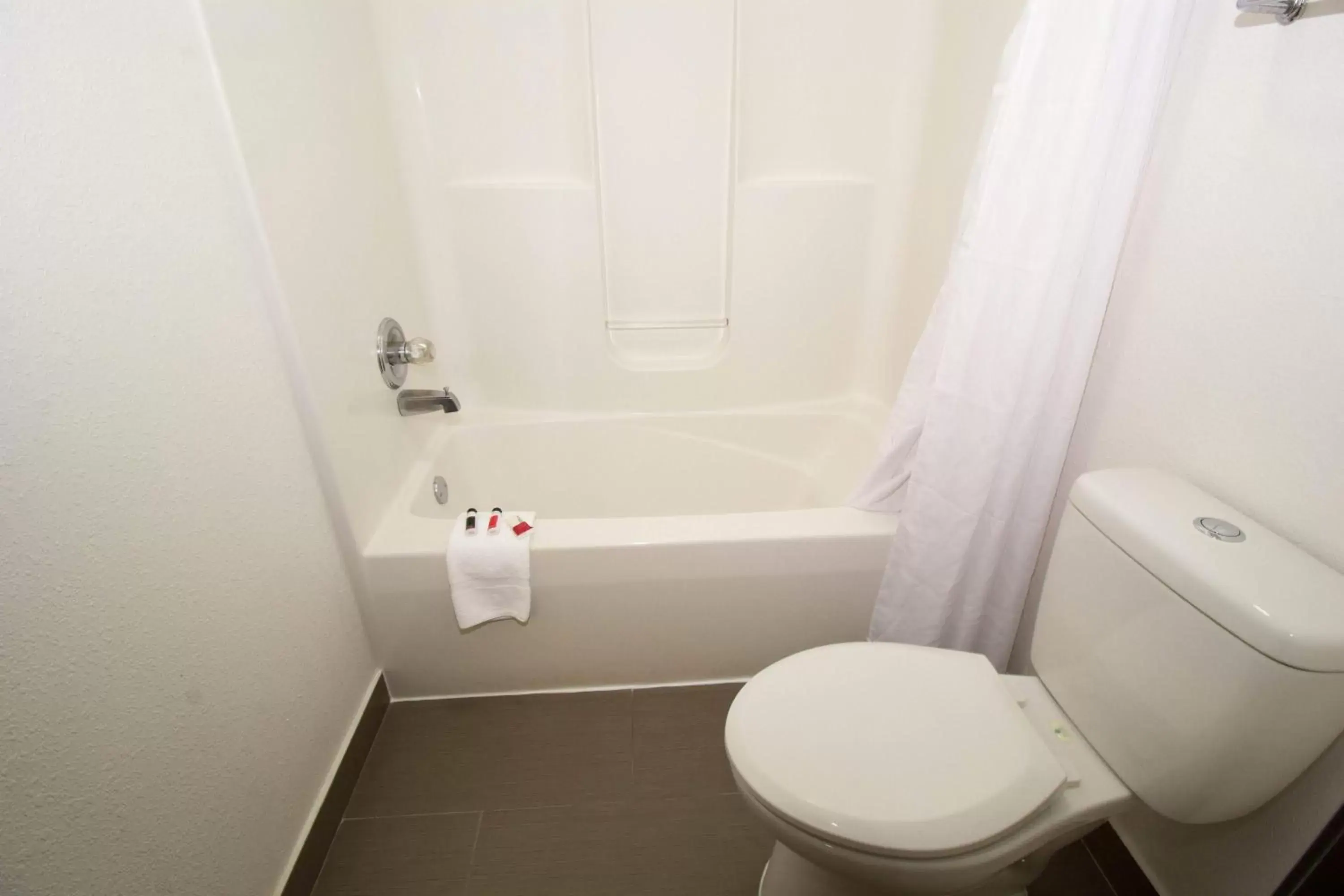 Shower, Bathroom in Super 8 by Wyndham Chicago O'Hare Airport