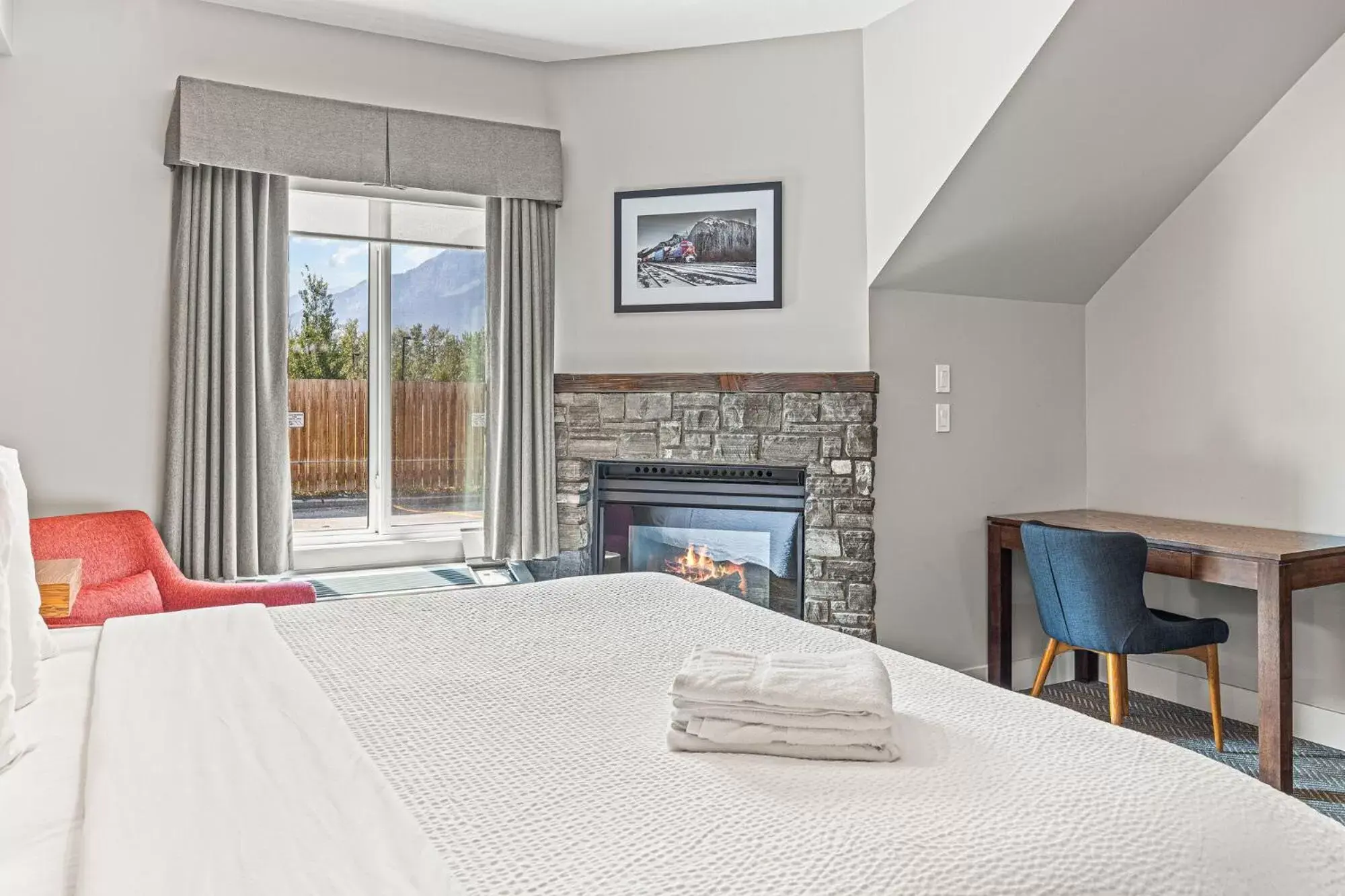 Bedroom, Bed in Basecamp Lodge Canmore