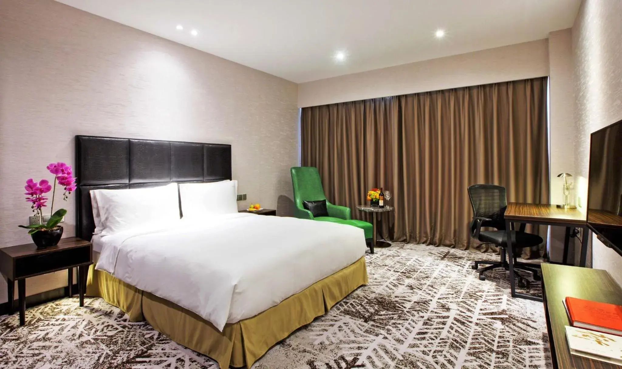 Photo of the whole room, Bed in Holiday Inn - Shanghai Jinshan, an IHG Hotel