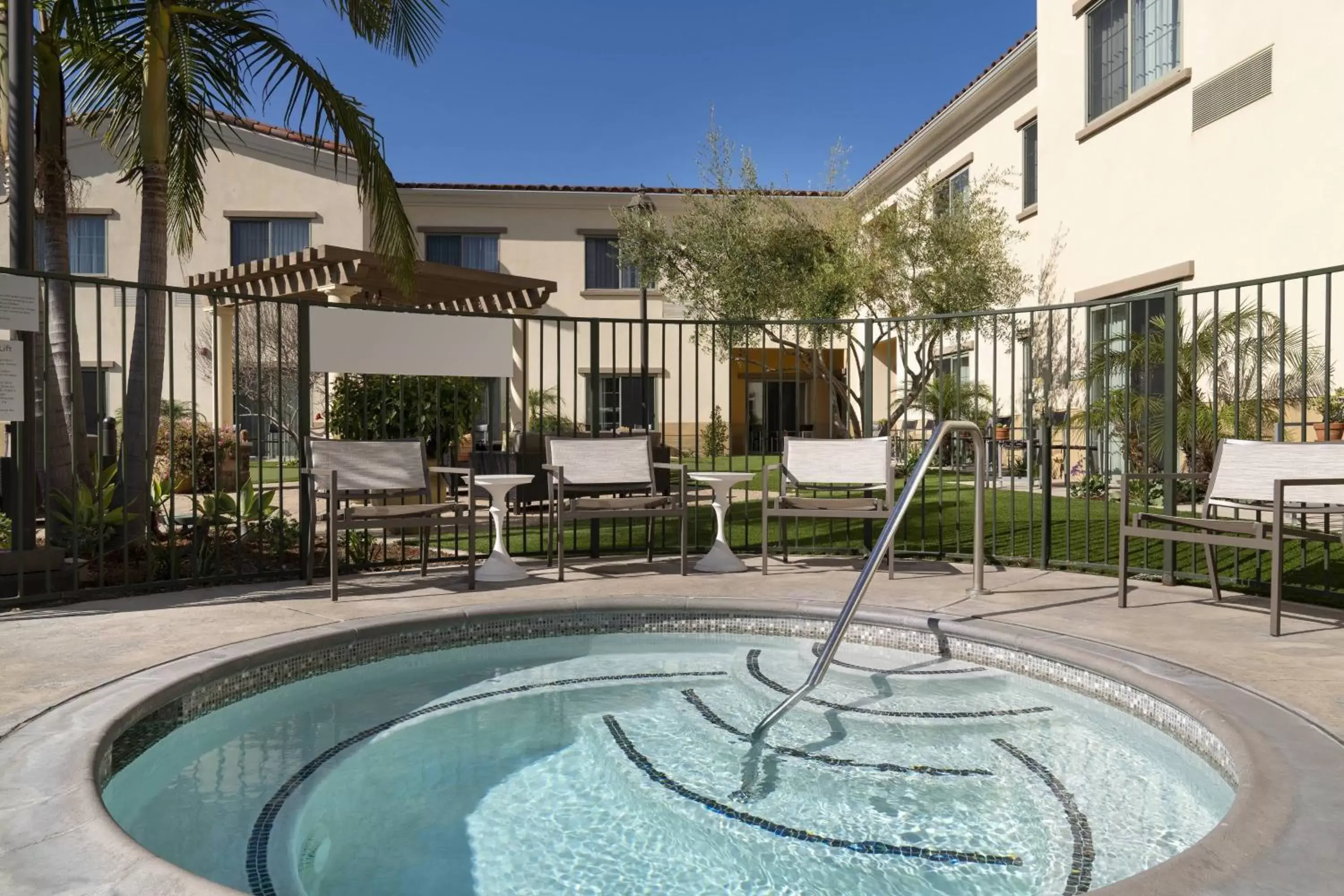 Fitness centre/facilities, Swimming Pool in Courtyard by Marriott Santa Barbara Goleta