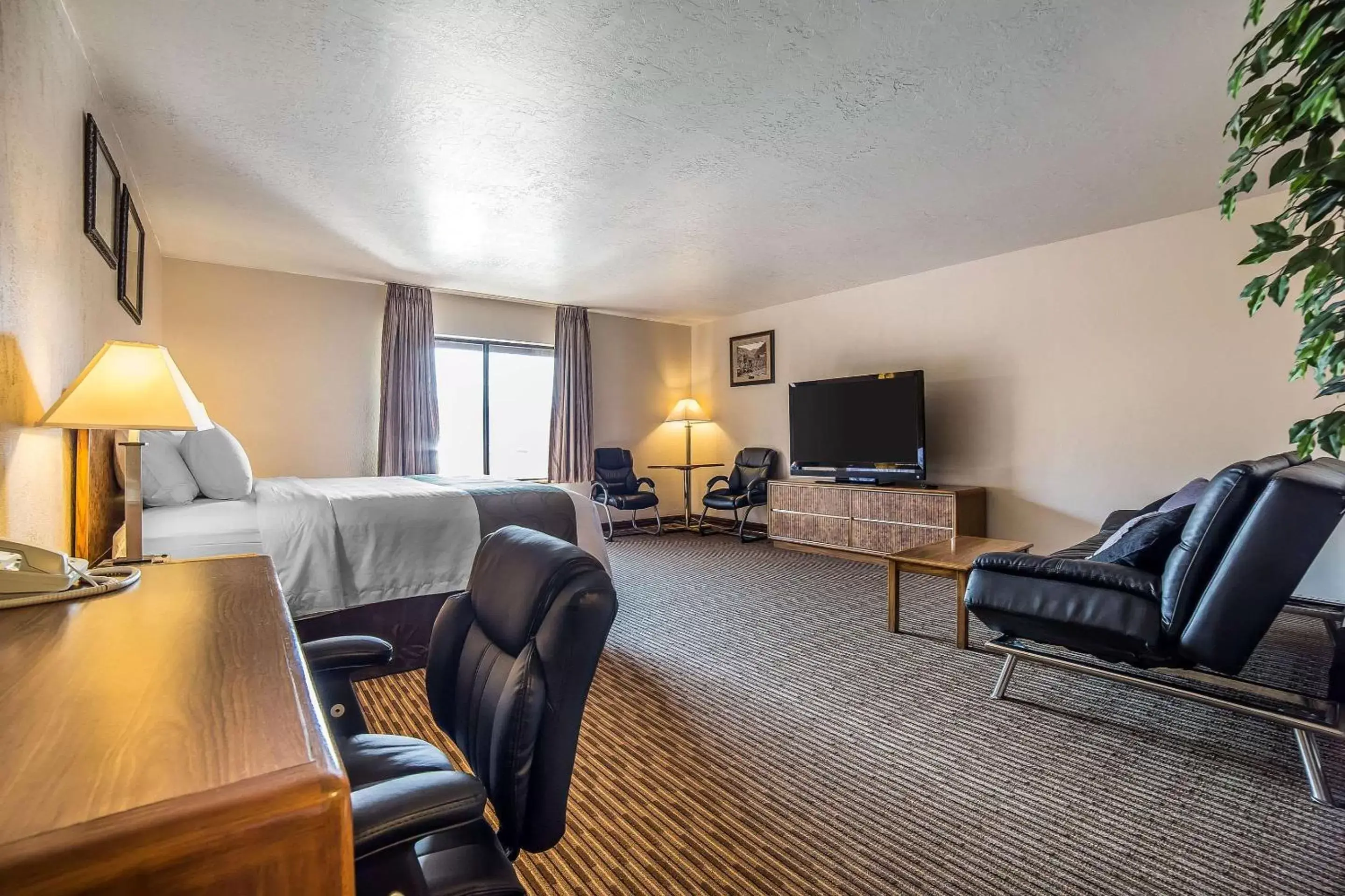 Photo of the whole room, Seating Area in Quality Inn Richfield I-70