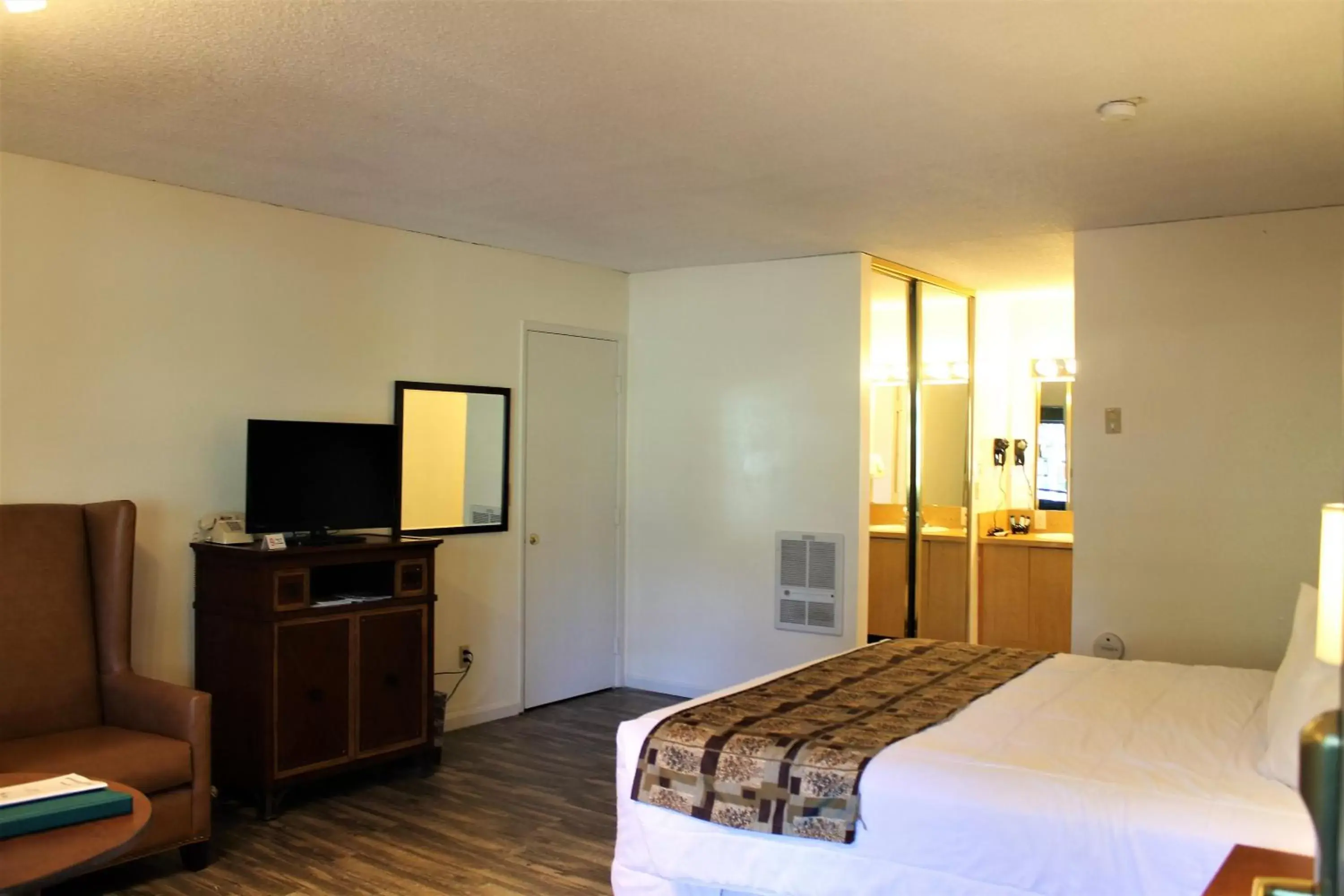 Photo of the whole room, Bed in Big Pines Mountain House