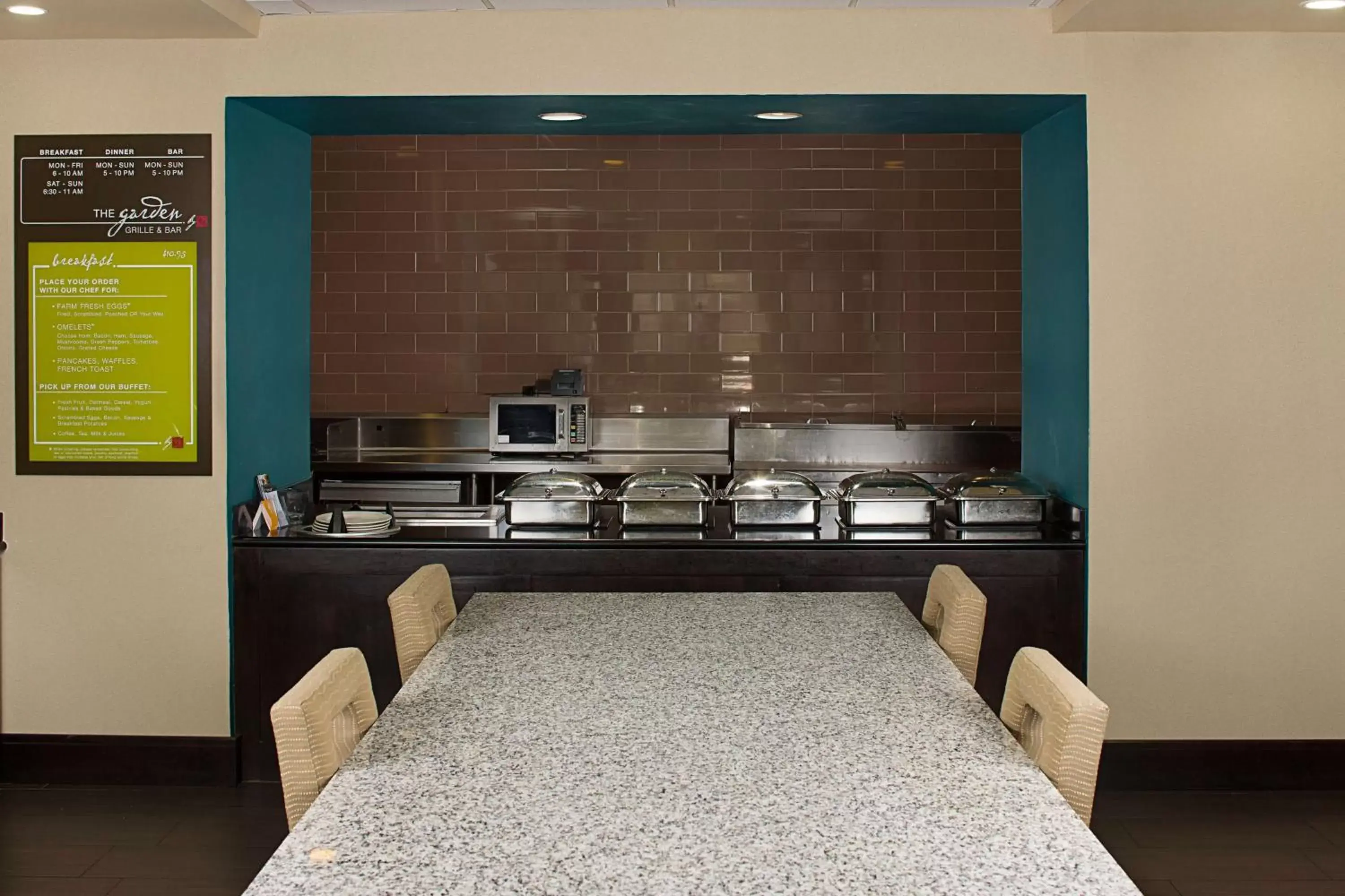 Dining area, Kitchen/Kitchenette in Hilton Garden Inn DFW Airport South