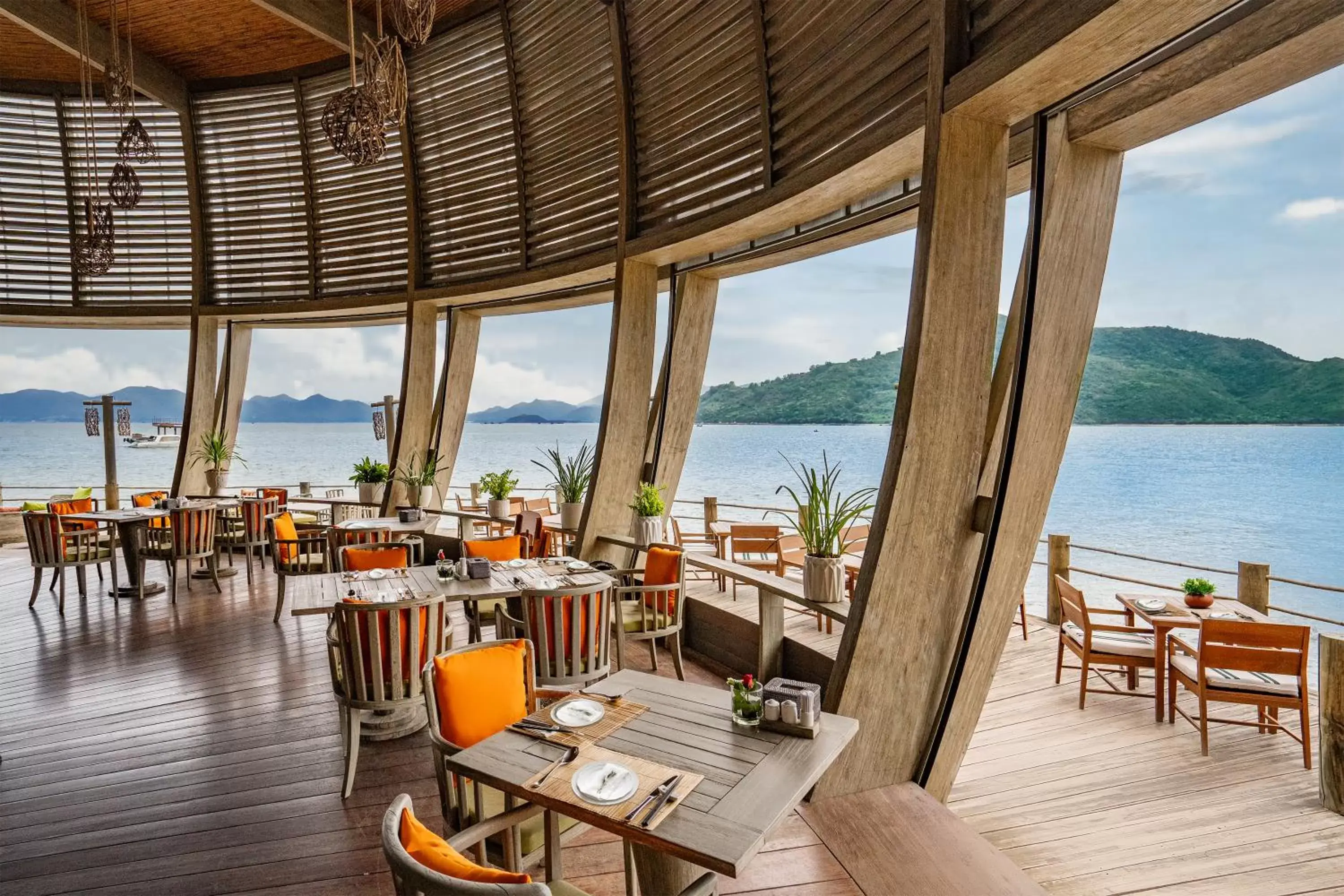 Restaurant/Places to Eat in An Lam Retreats Ninh Van Bay