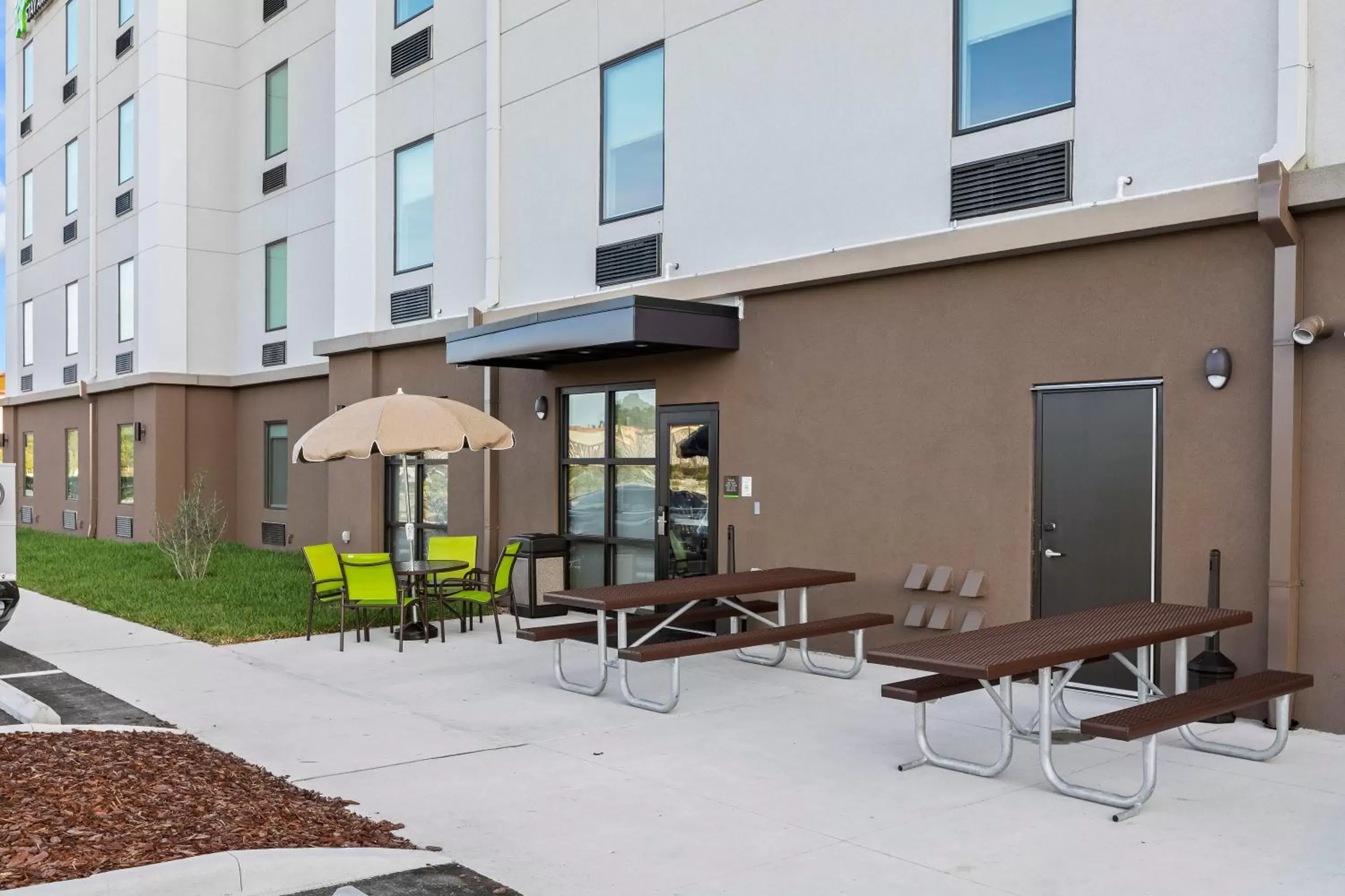 Patio in Extended Stay America Premier Suites - Tampa - Gibsonton - Riverview