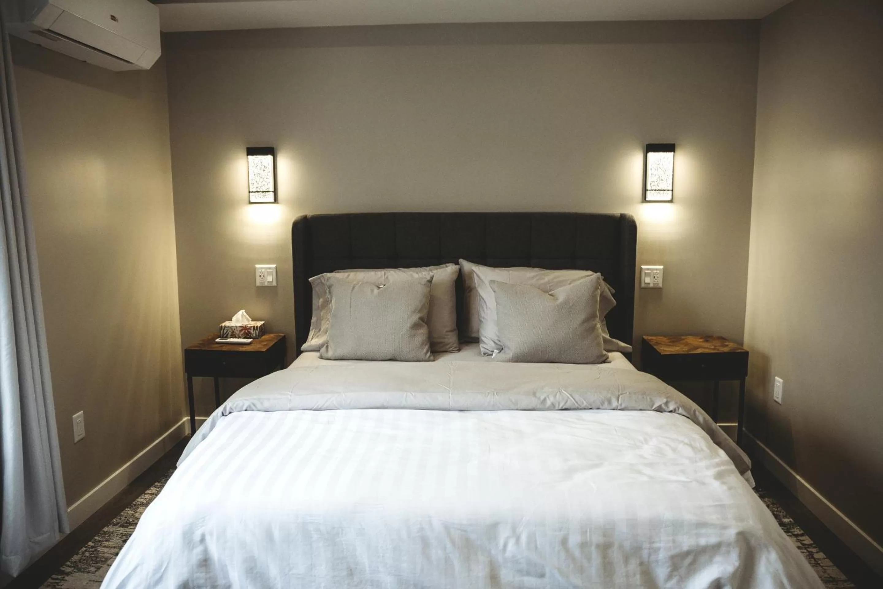 Queen Room in Riverside Suites