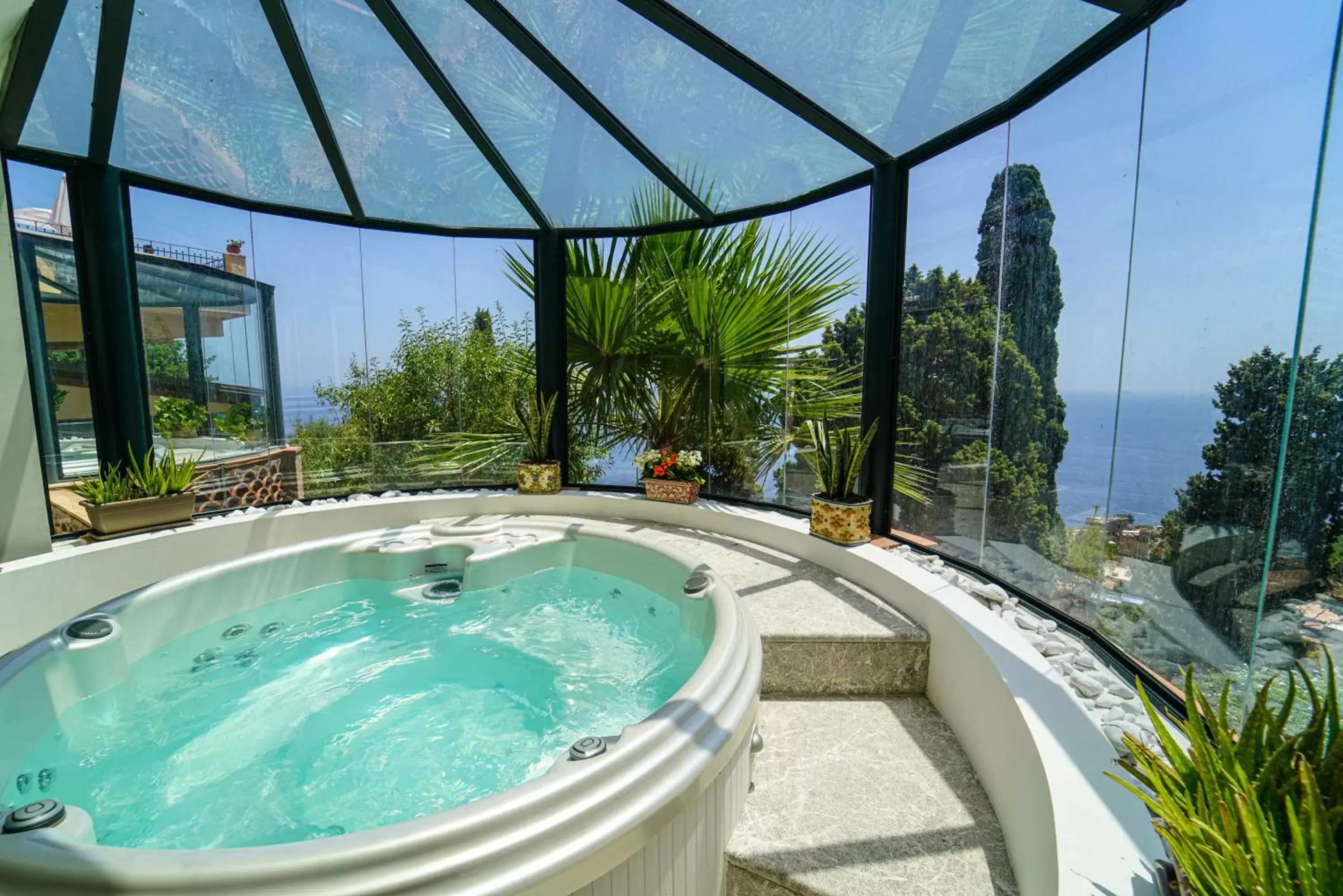 Hot Tub, Swimming Pool in Grand Hotel San Pietro Relais & Chateaux