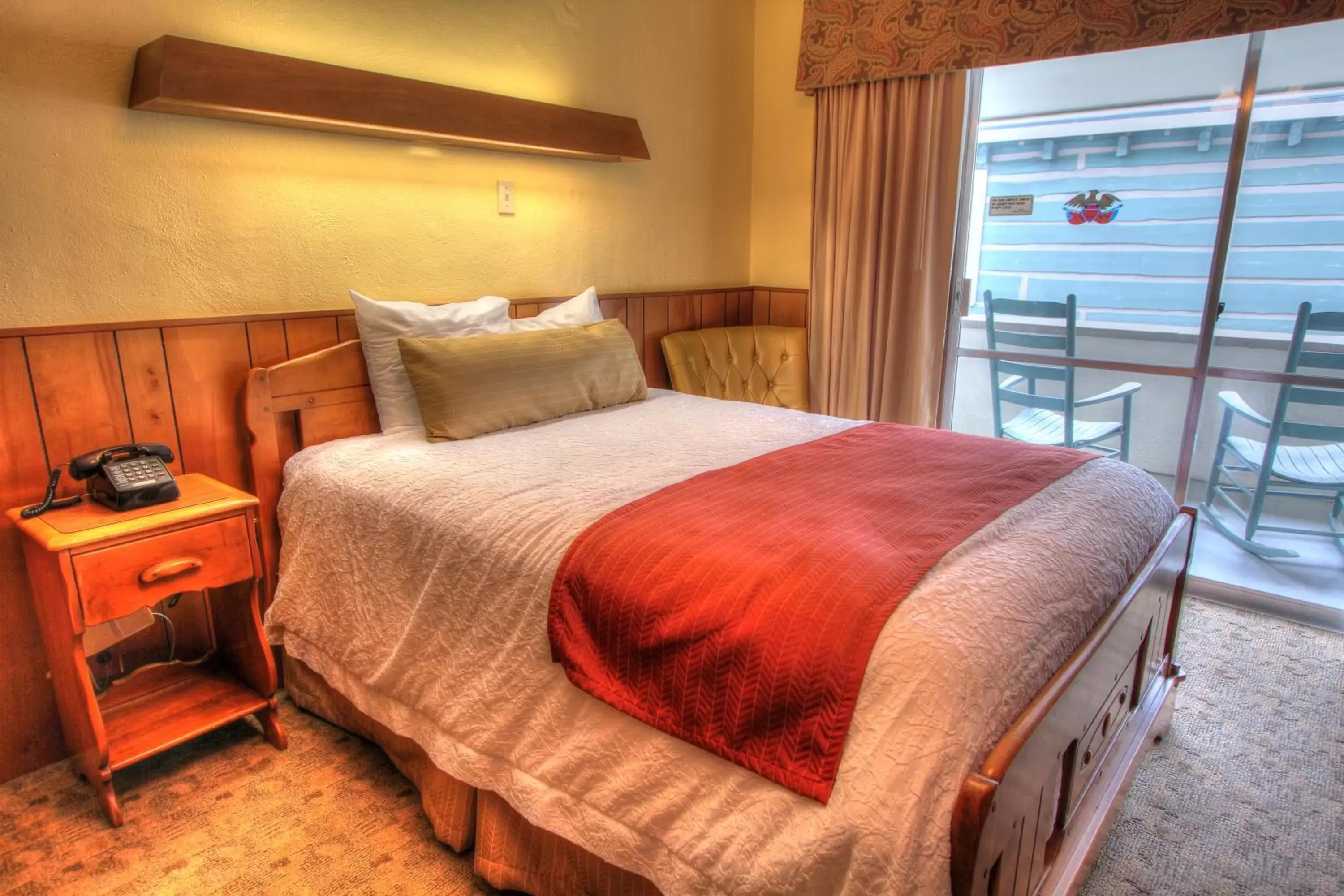 Bedroom, Bed in Gatlinburg Inn