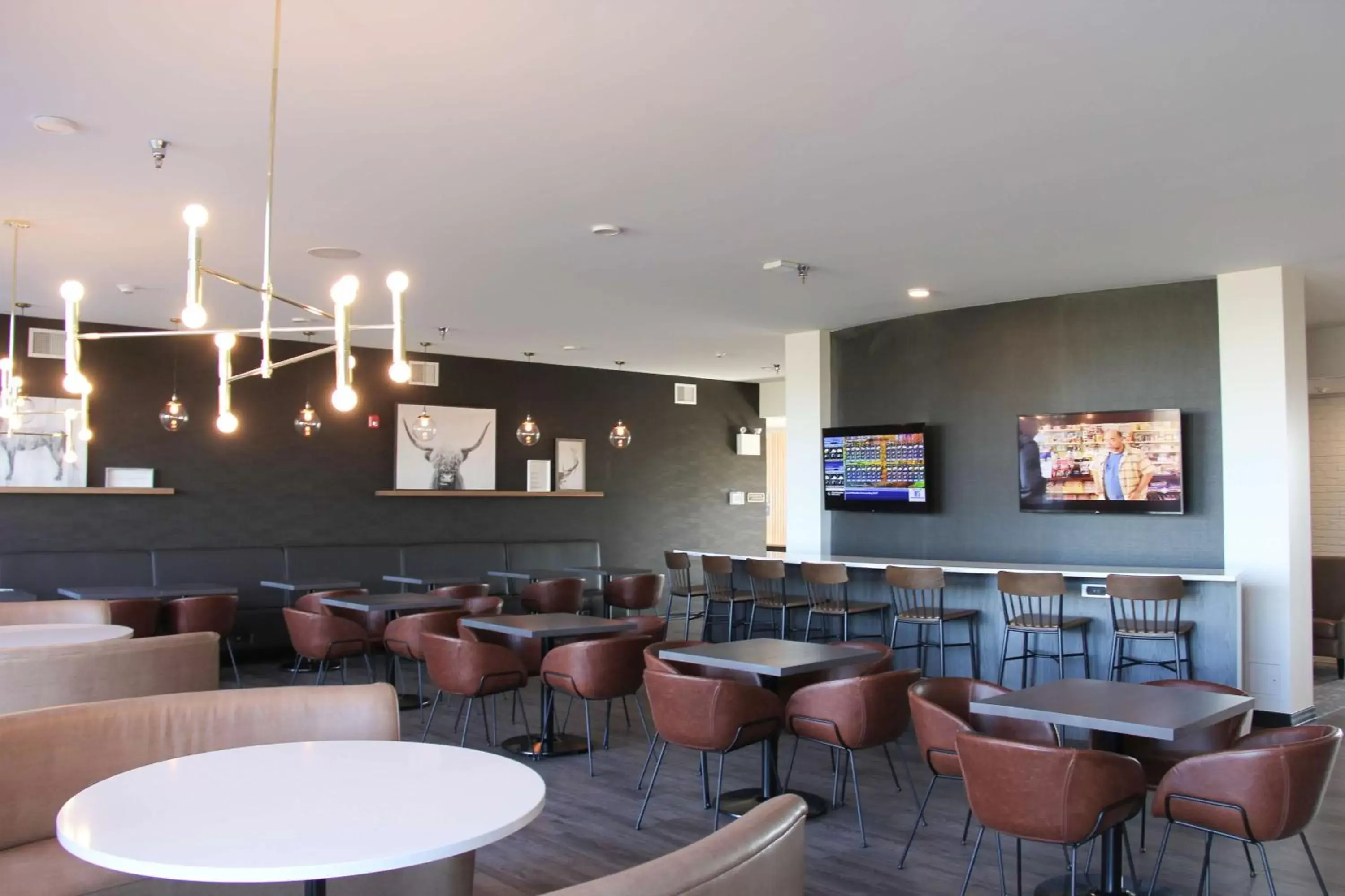 Restaurant/places to eat, Lounge/Bar in Best Western Plus Winkler