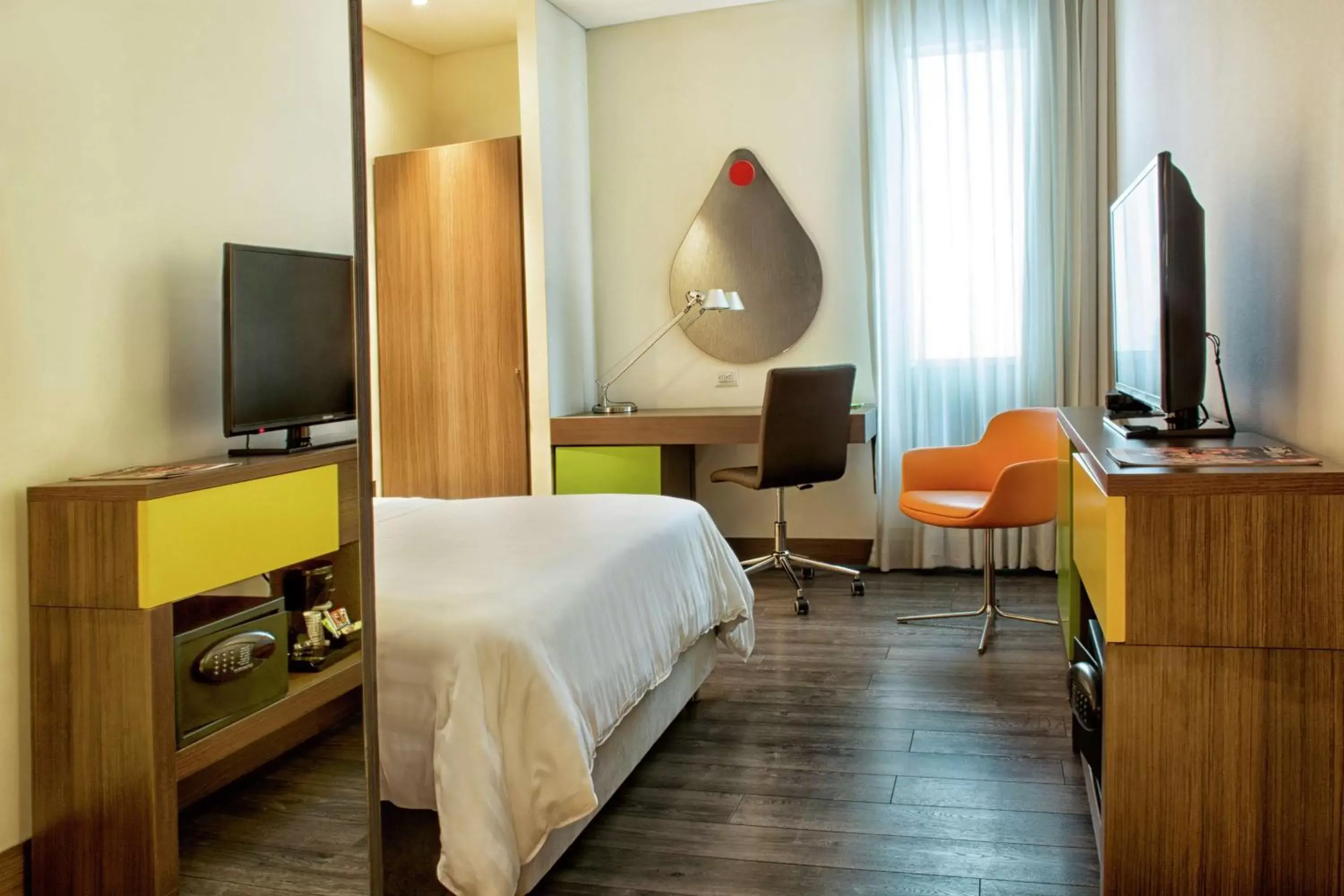 Bedroom, Bed in Hampton by Hilton Cali