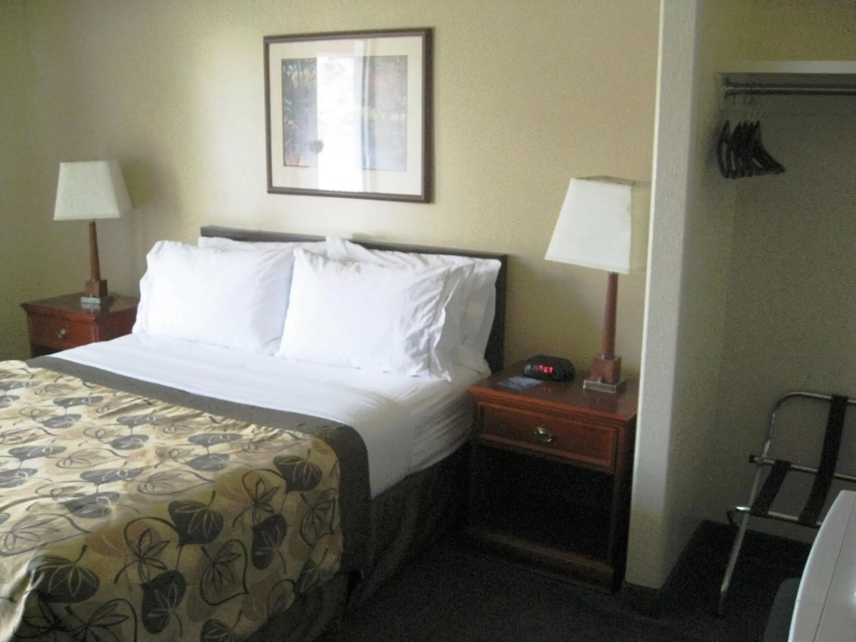 Bedroom, Bed in Travelodge by Wyndham Drumheller AB