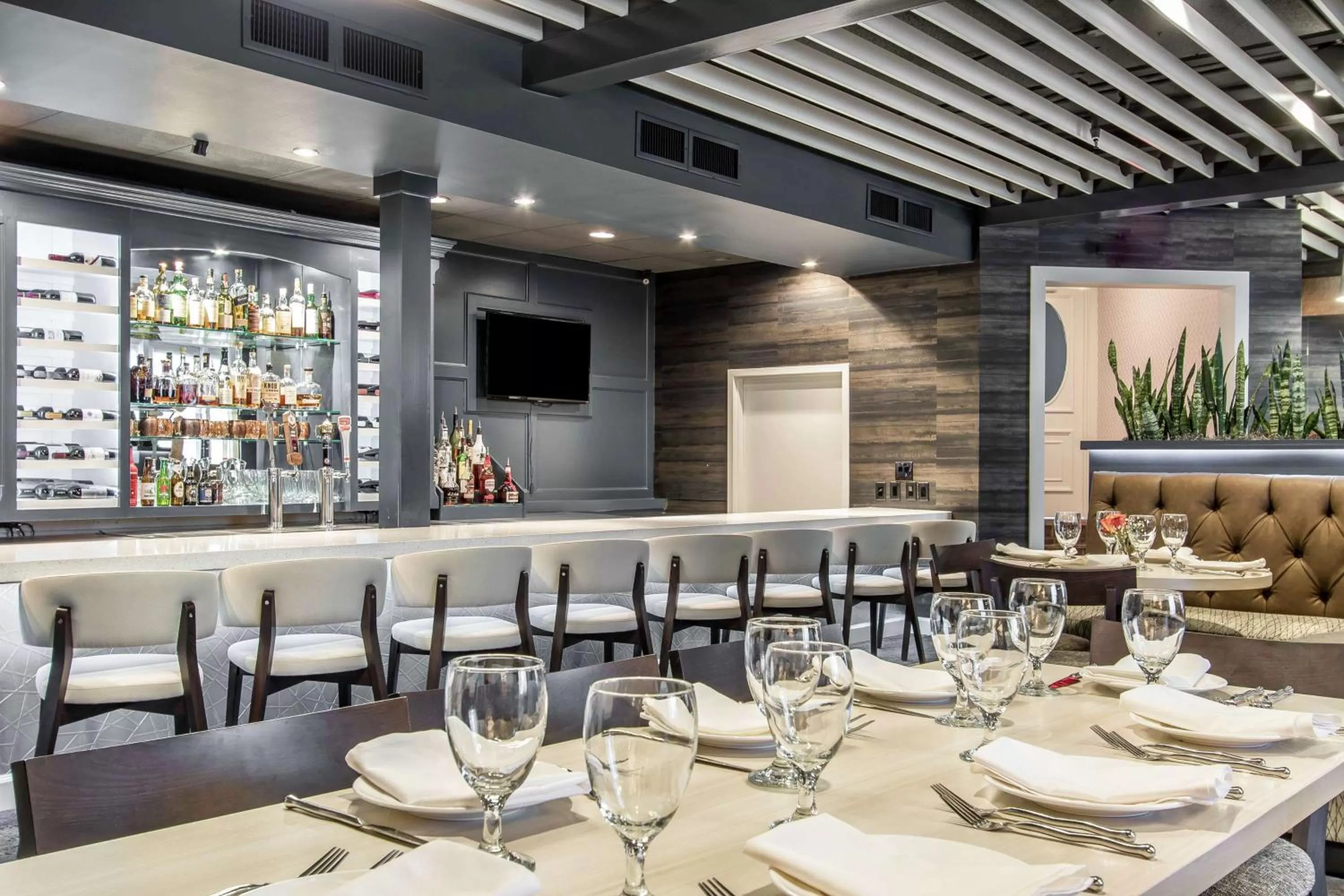 Restaurant/places to eat in The Burgundy Hotel, Tapestry Collection by Hilton