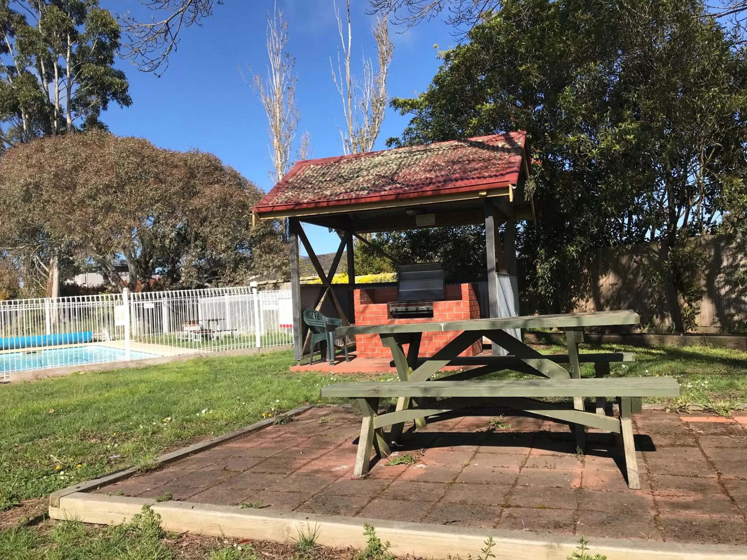 BBQ facilities, Swimming Pool in Alfred Motor Inn