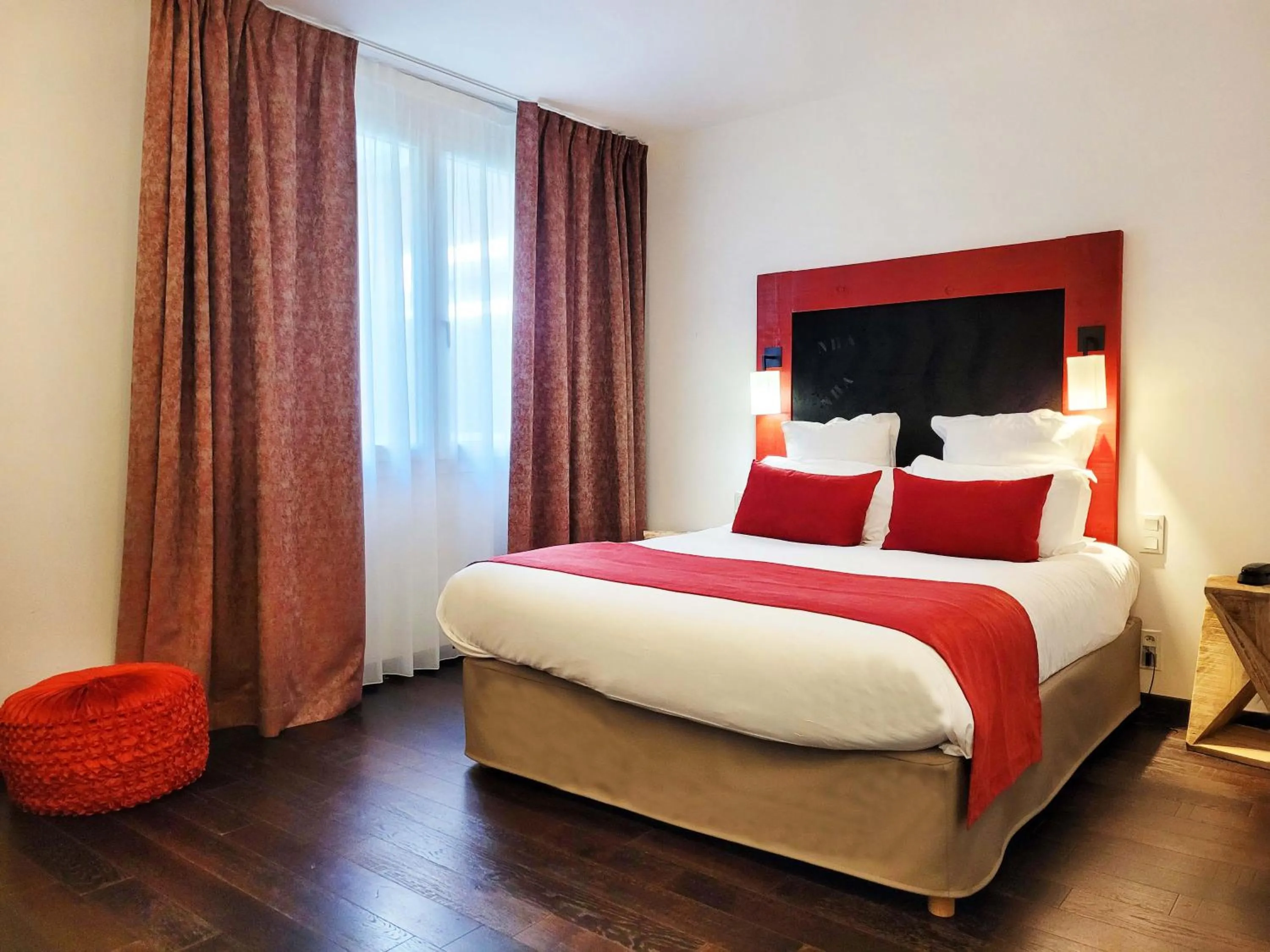 Bed in Hôtel Arles Plaza