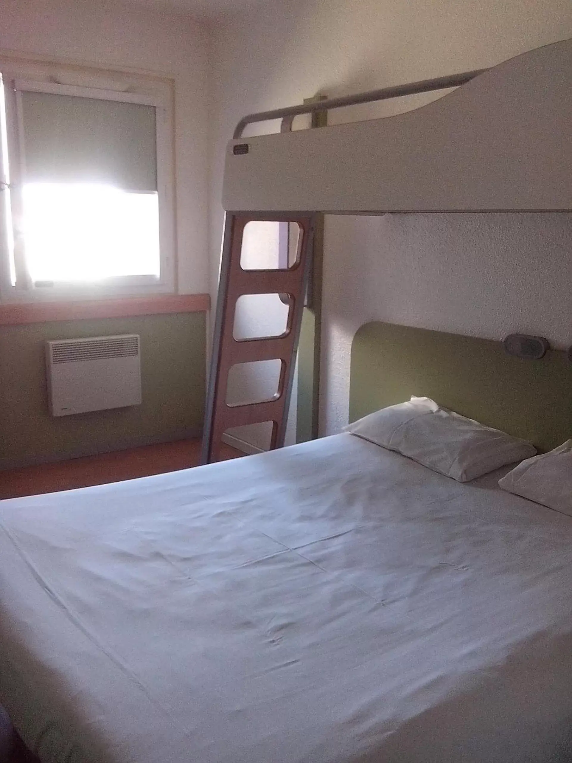 Bed, Bunk Bed in ibis budget Poitiers Sud