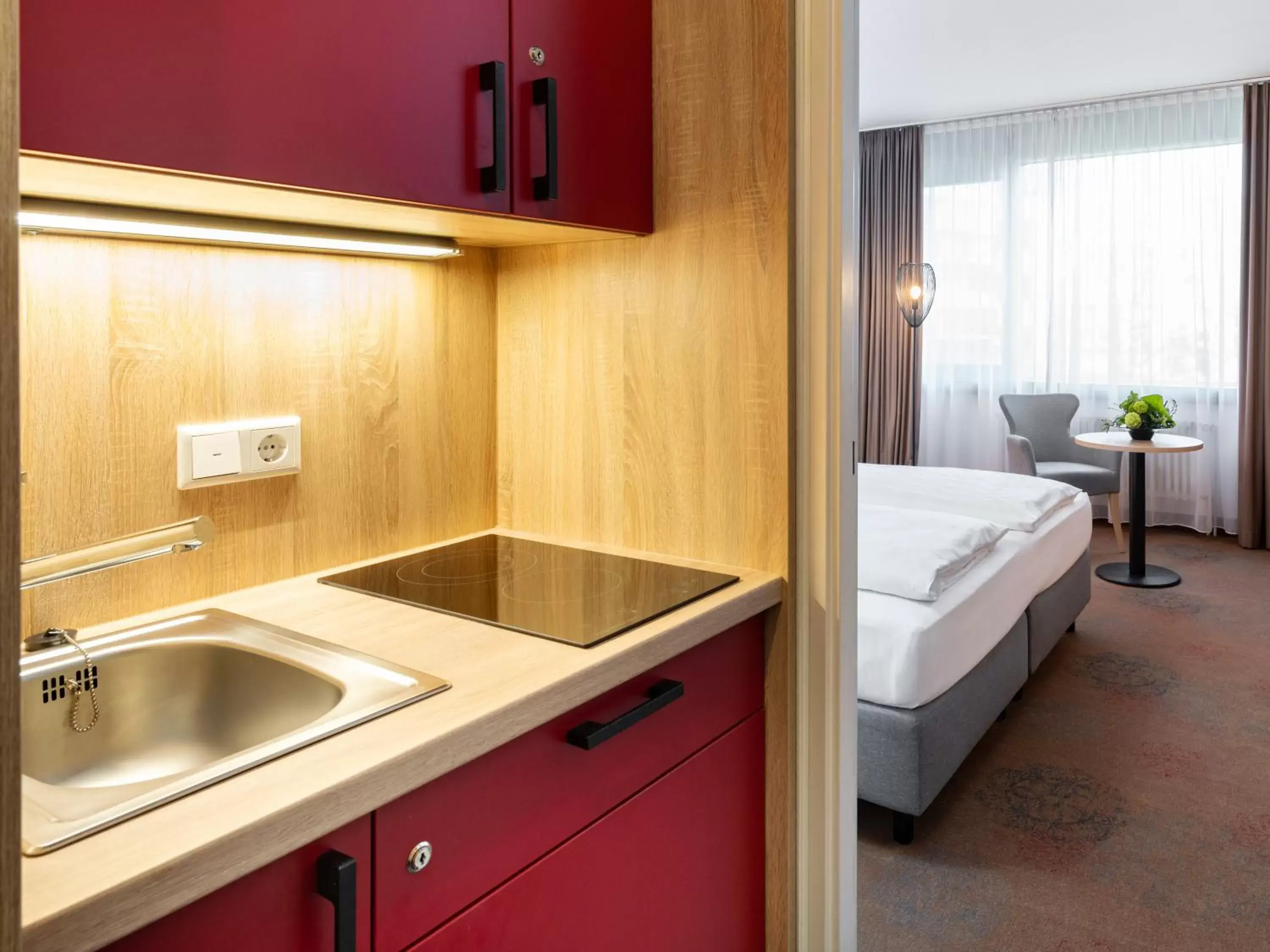 Kitchen or kitchenette in Plaza Hotel & Living Frankfurt