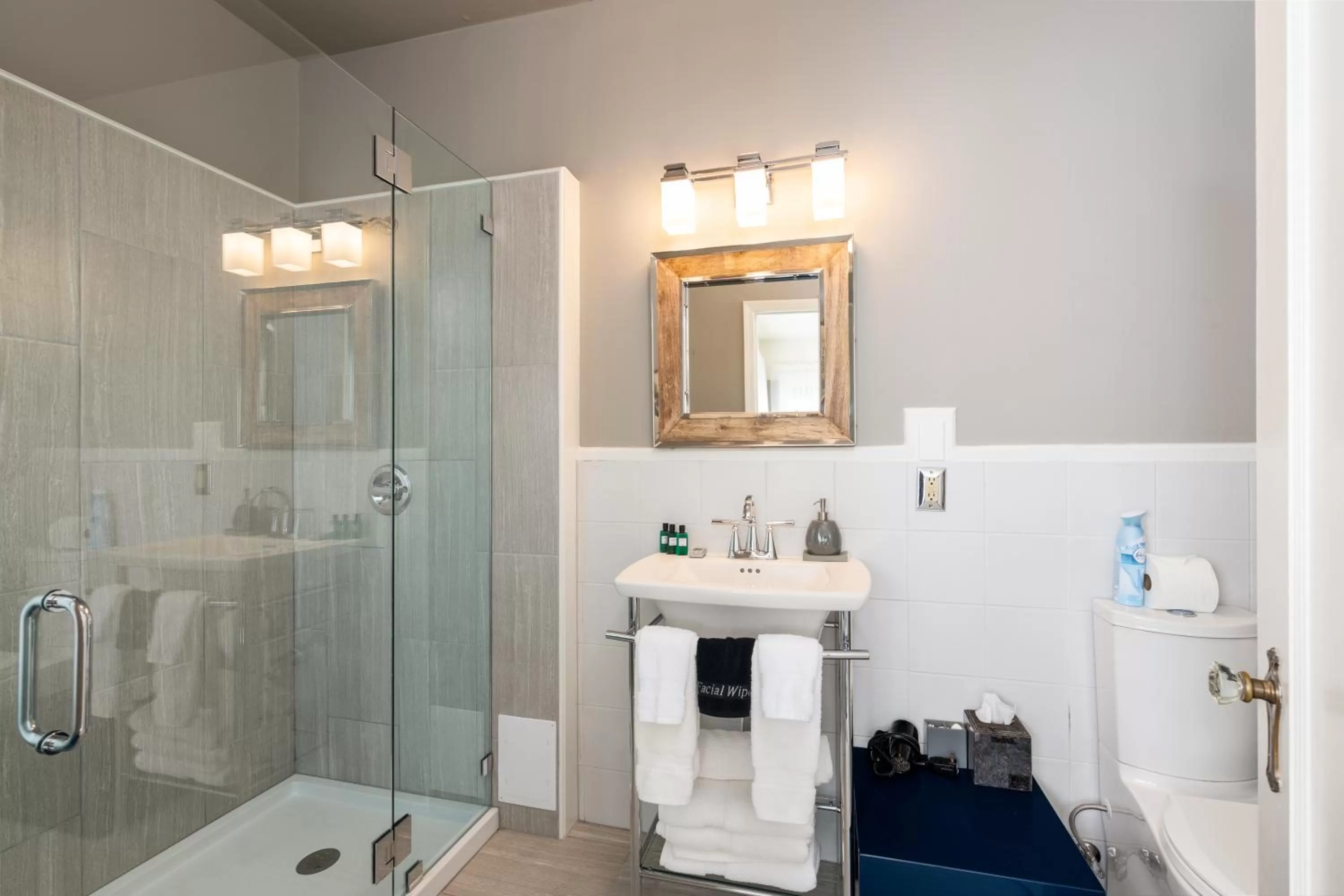 Nantucket Whale Inn, Half Moon Bay