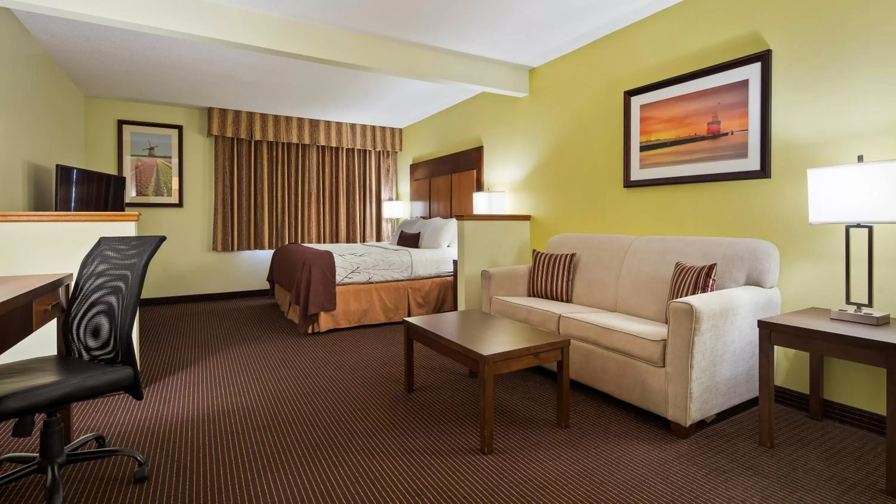 Bathroom, Seating Area in Best Western Plus Holland Inn & Suites