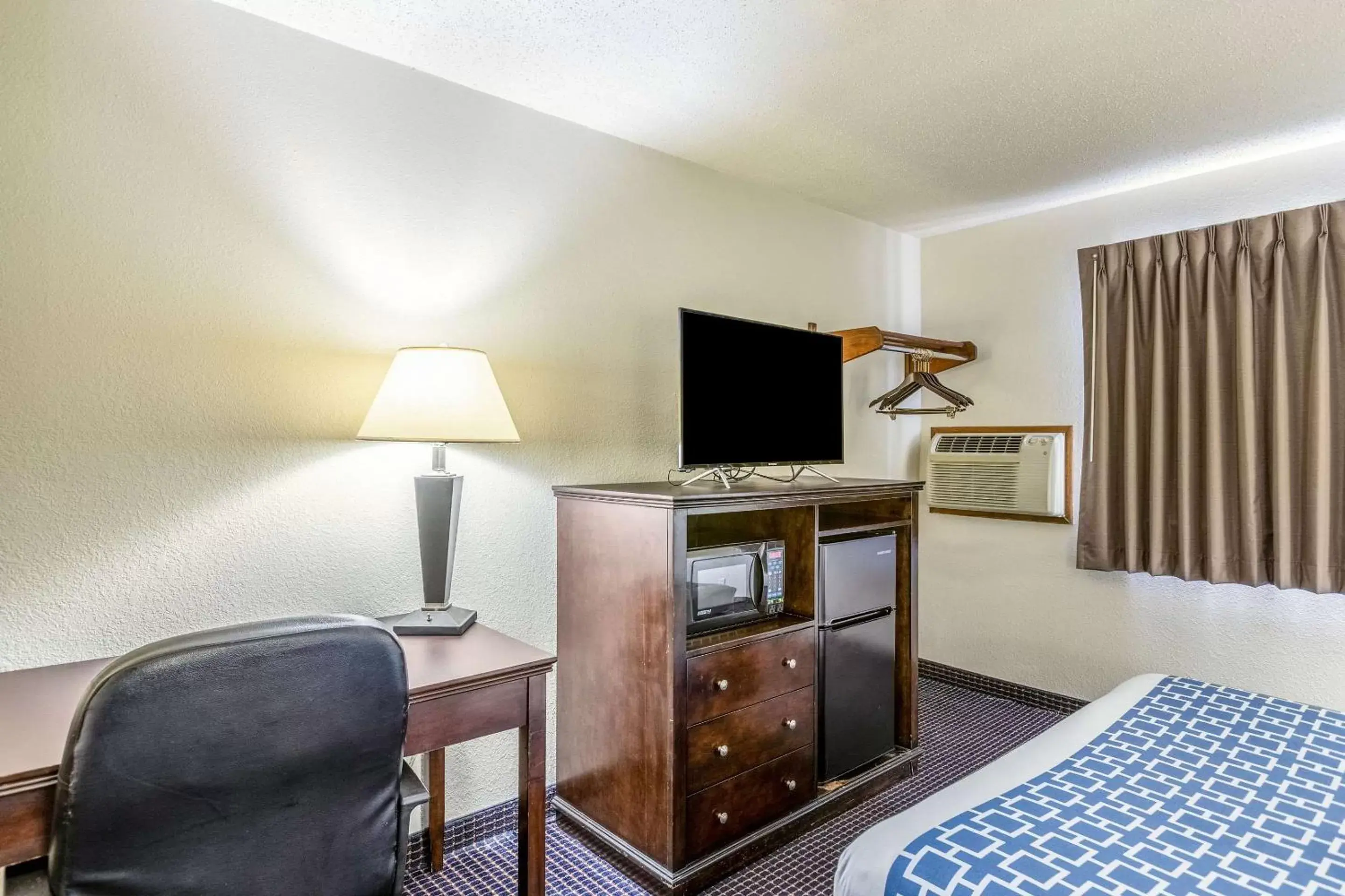 Photo of the whole room, TV/Entertainment Center in Econo Lodge Inn & Suites