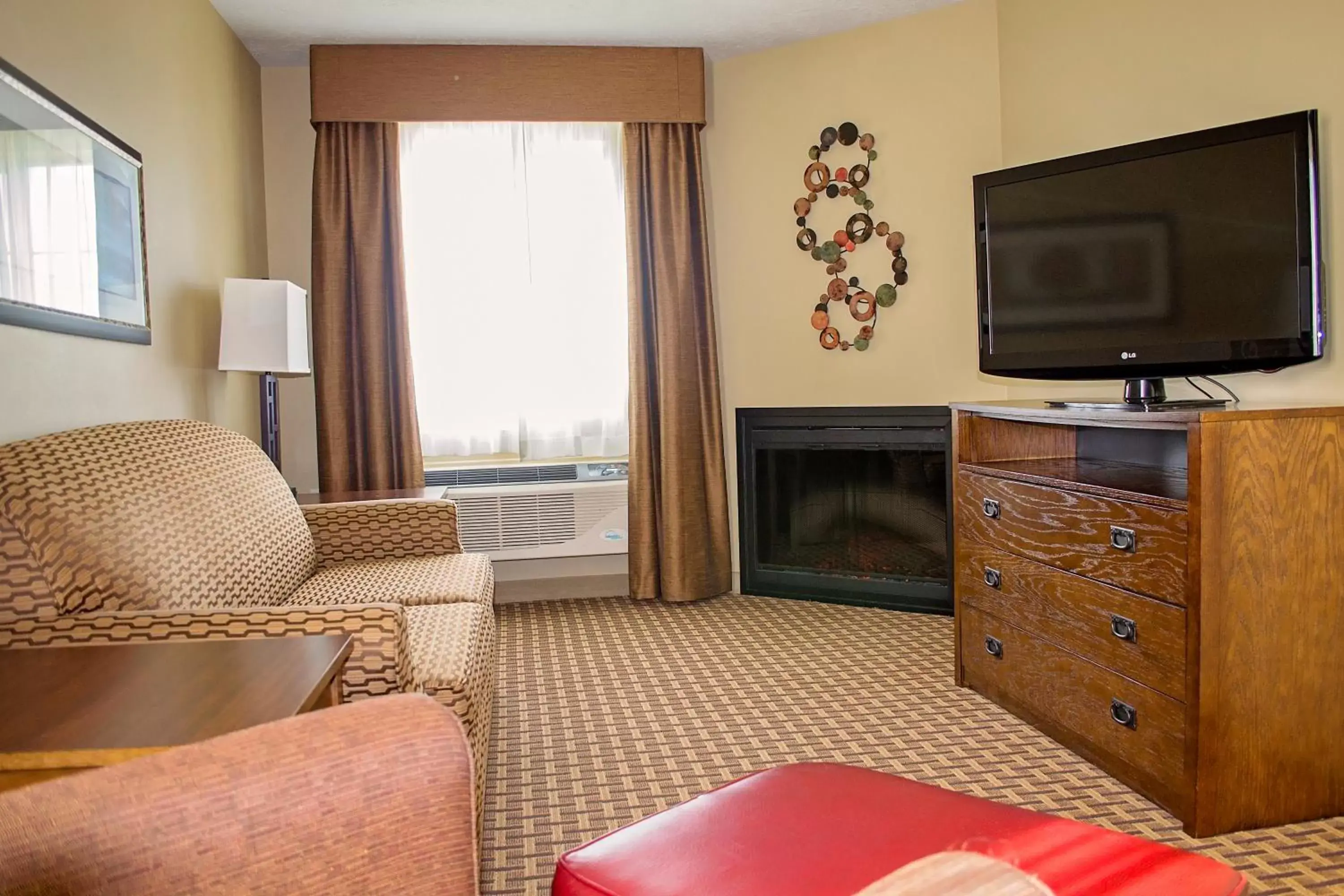 Living room, TV/Entertainment Center in GrandStay Inn & Suites of Luverne