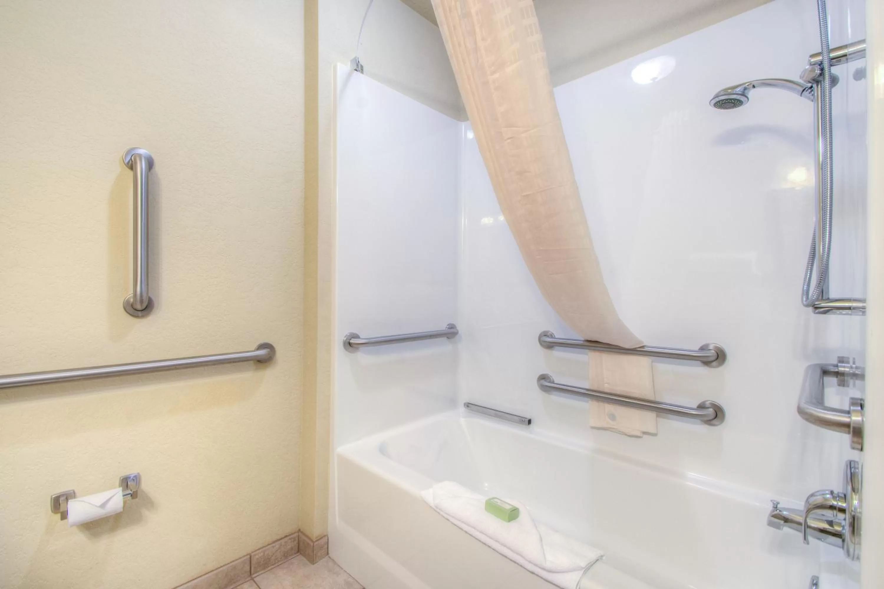 Shower in Cobblestone Inn & Suites - Harper