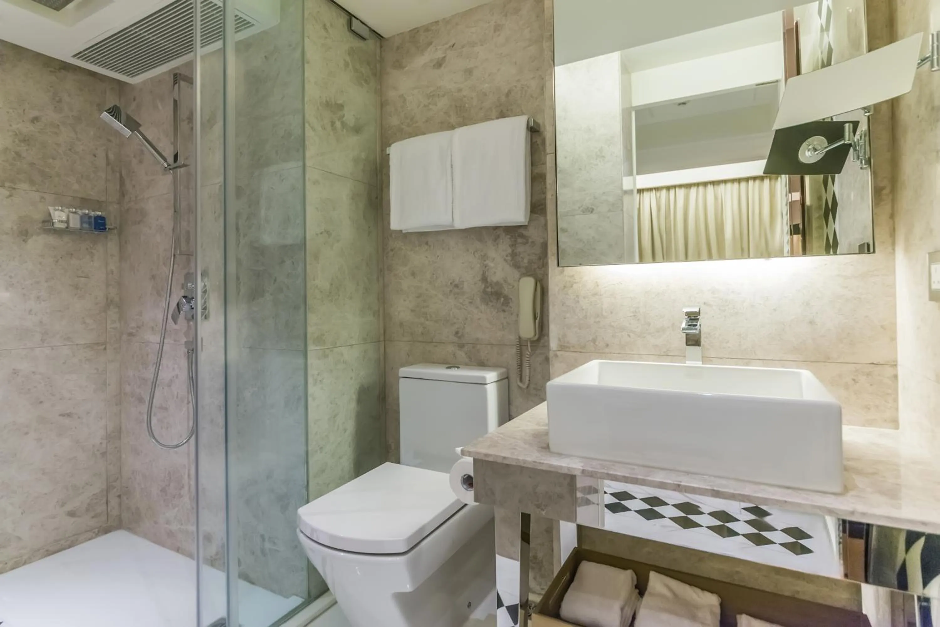 Bathroom in Hotel Pravo Hong Kong